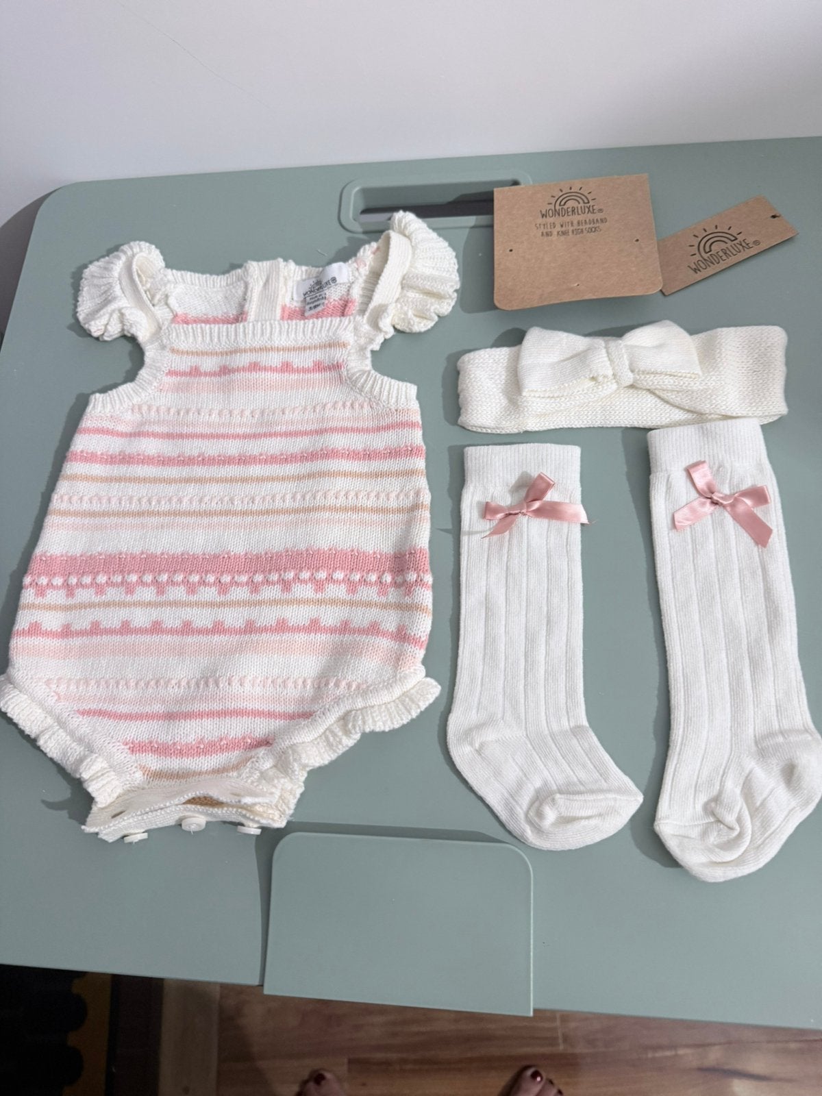 Baby pakje setje van 3 romper kniekouzen haarband 3-6  nieuw, Ophalen of Verzenden, Nieuw, Meisje, Pakje