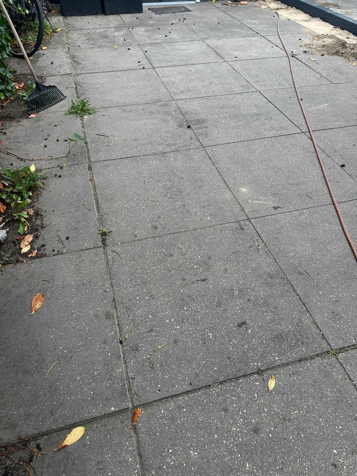 GRATIS: Ca. 100 gewapende betontegels 80x80 cm (voor oprit)⁠, Ophalen, Zo goed als nieuw, 10 m² of meer, Beton