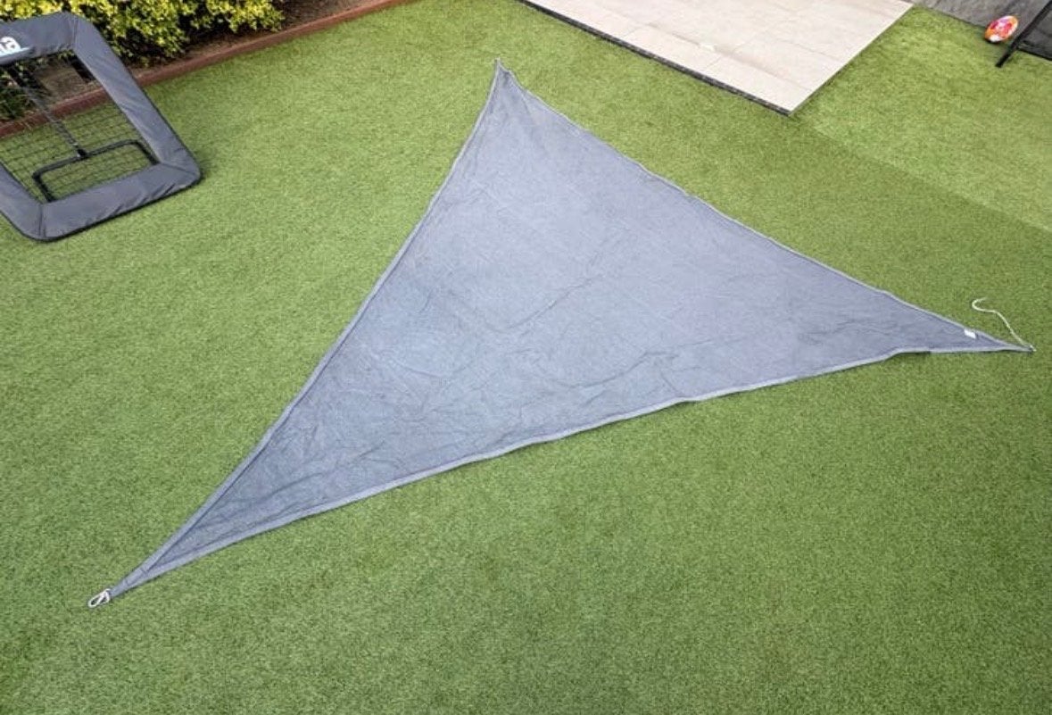 Grijze schaduwdoek 4x4x4m - driehoekig, Tuin en Terras, Schaduwdoeken, Ophalen, Zo goed als nieuw