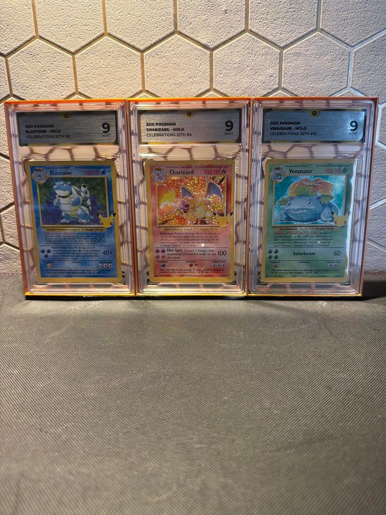 Set van 3 gegrade Pokémon Celebrations kaarten - Global Grad, Ophalen, Zo goed als nieuw, Meerdere kaarten, Foil
