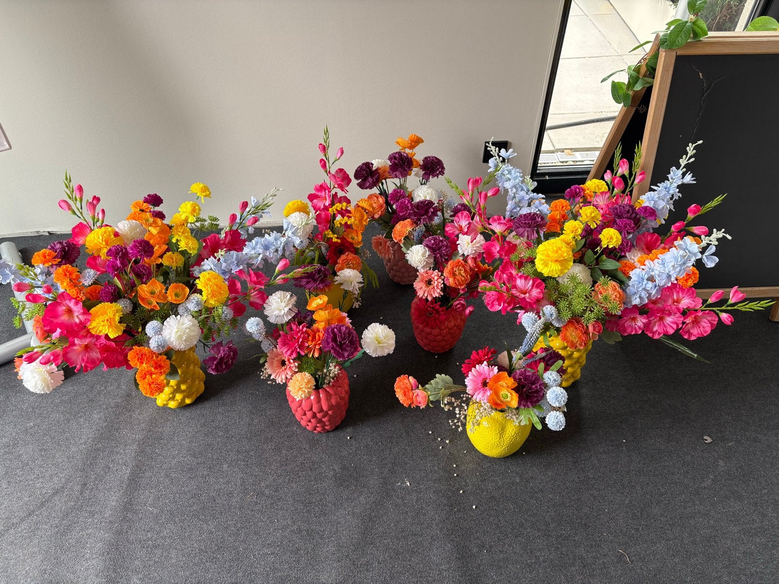 Set van 6 kleurrijke vazen met kunstbloemen, Huis en Inrichting, Ophalen, Overige materialen, Meerkleurig, Inclusief decoratie