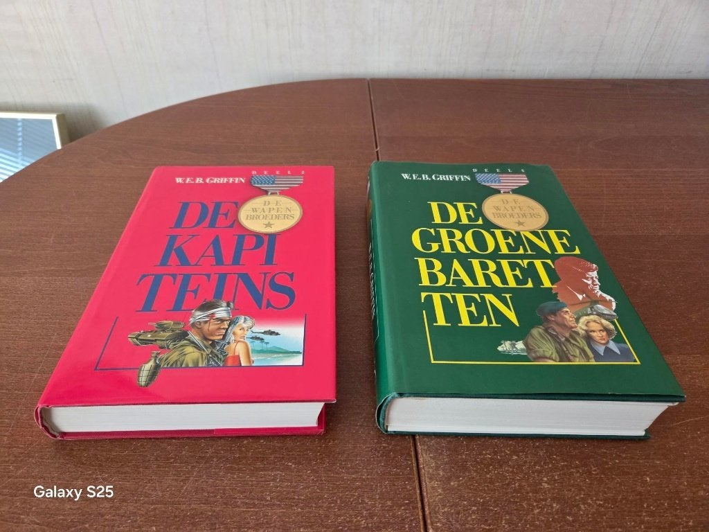 W.E.B.  Griffin  -  Wapenbroeders  2  -  De  Kapiteins, Ophalen of Verzenden, Tweede Wereldoorlog, Zo goed als nieuw, Overige onderwerpen