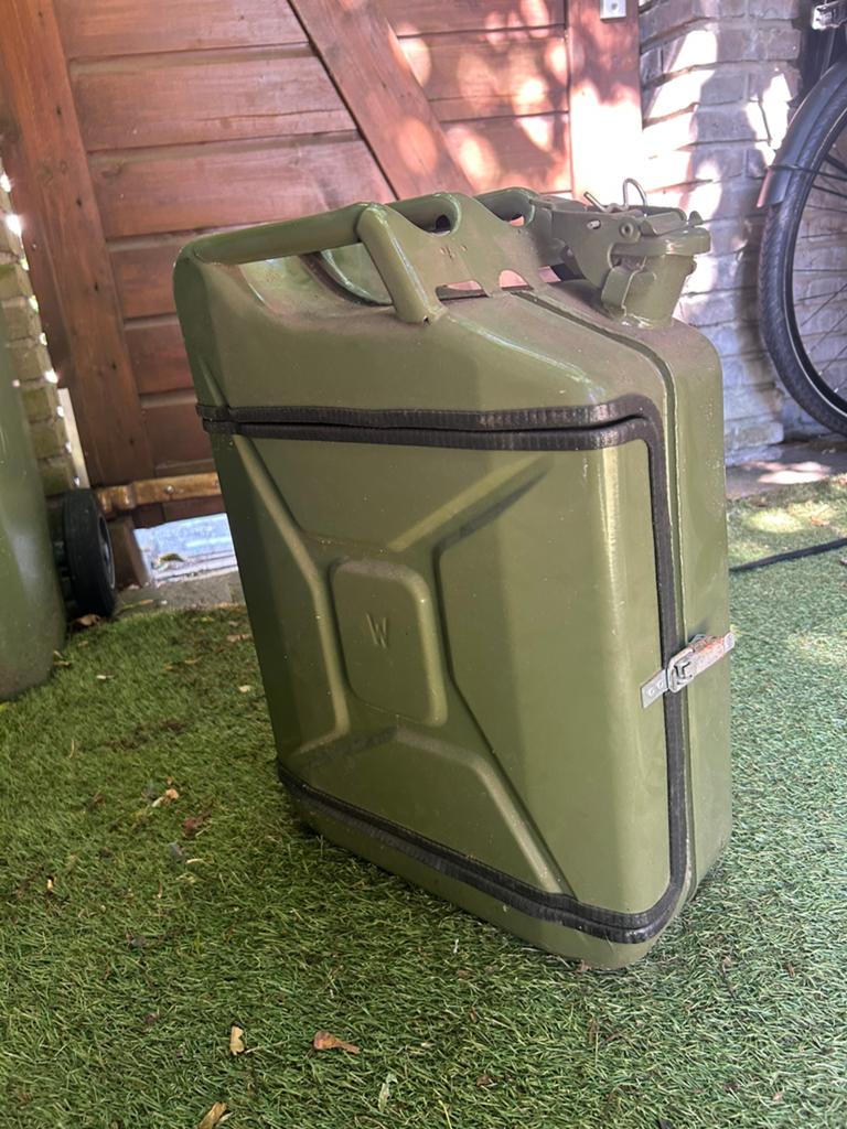 Jerrycan kastje, Ophalen, Zo goed als nieuw