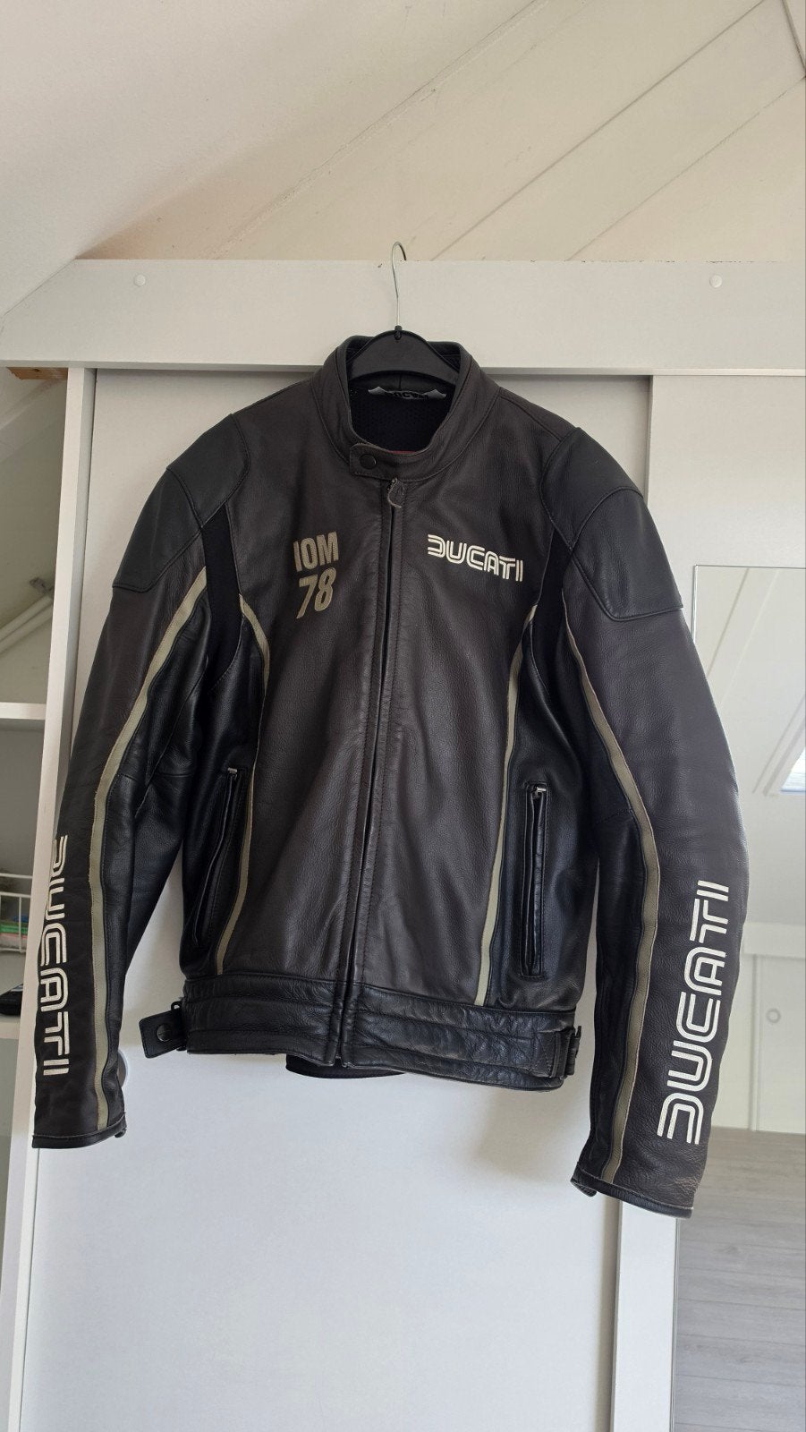 Mooie Ducati leren motorjas – maat 54 – €150 vaste prijs, Motoren, Ophalen, Heren, Jas | leer, Ducati