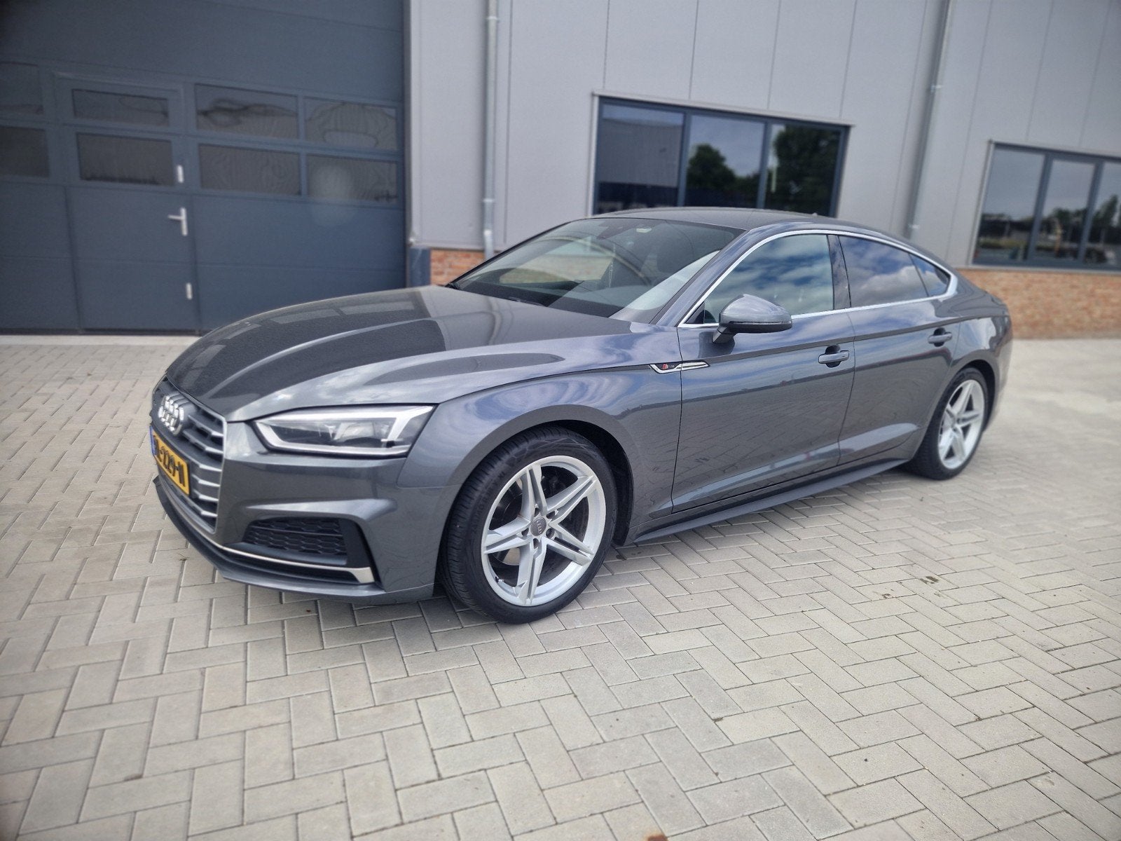 Audi A5 2.0 Tfsi Mhev 190pk 3x S line trekhak winterbanden, 1984 cc, 75 €/maand, 1500 kg, Zilver of Grijs
