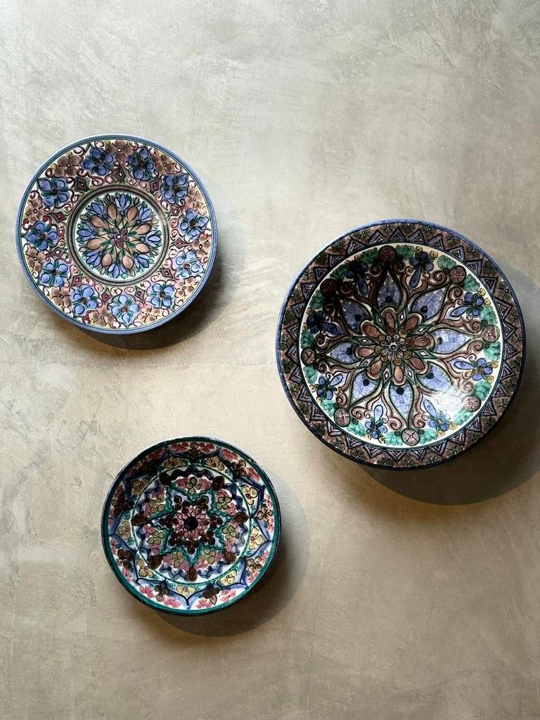 Kleurrijke set vintage wandborden van D.O.K., Q, Q, Steen/keramiek, Ophalen of Verzenden