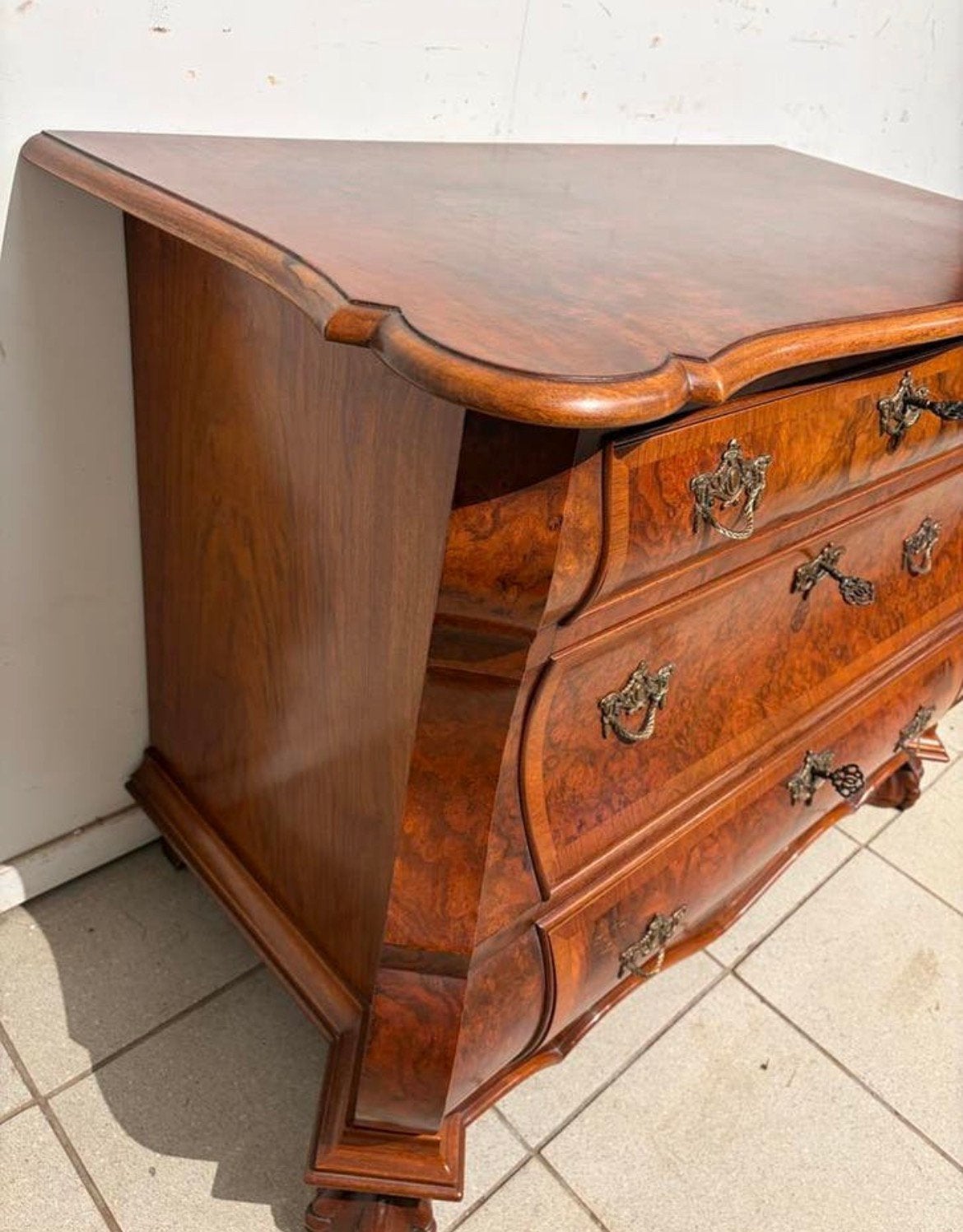 Wortelnoten drie laden commode blikvanger klassiek antiek, Antiek en Kunst, Ophalen