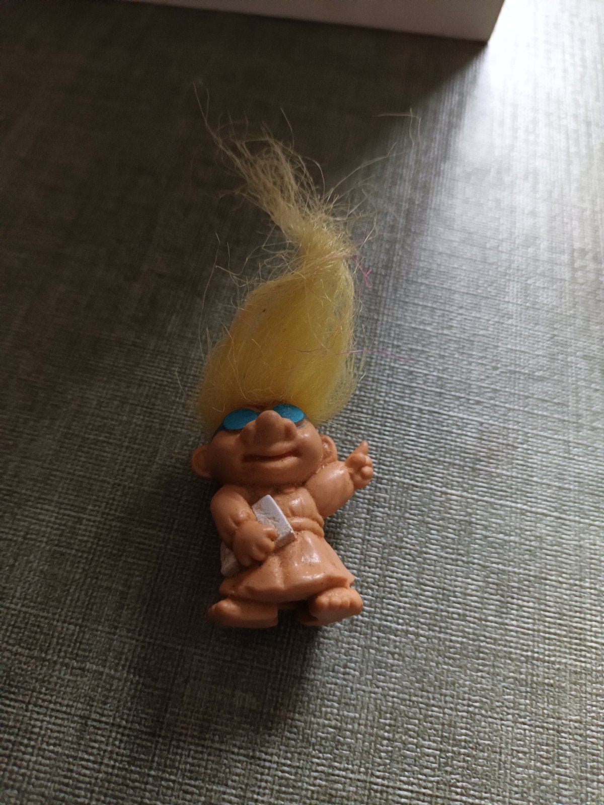 Vintage Russ Troll met zonnebril en boek – Geel haar – Retro, Ophalen of Verzenden, Gebruikt