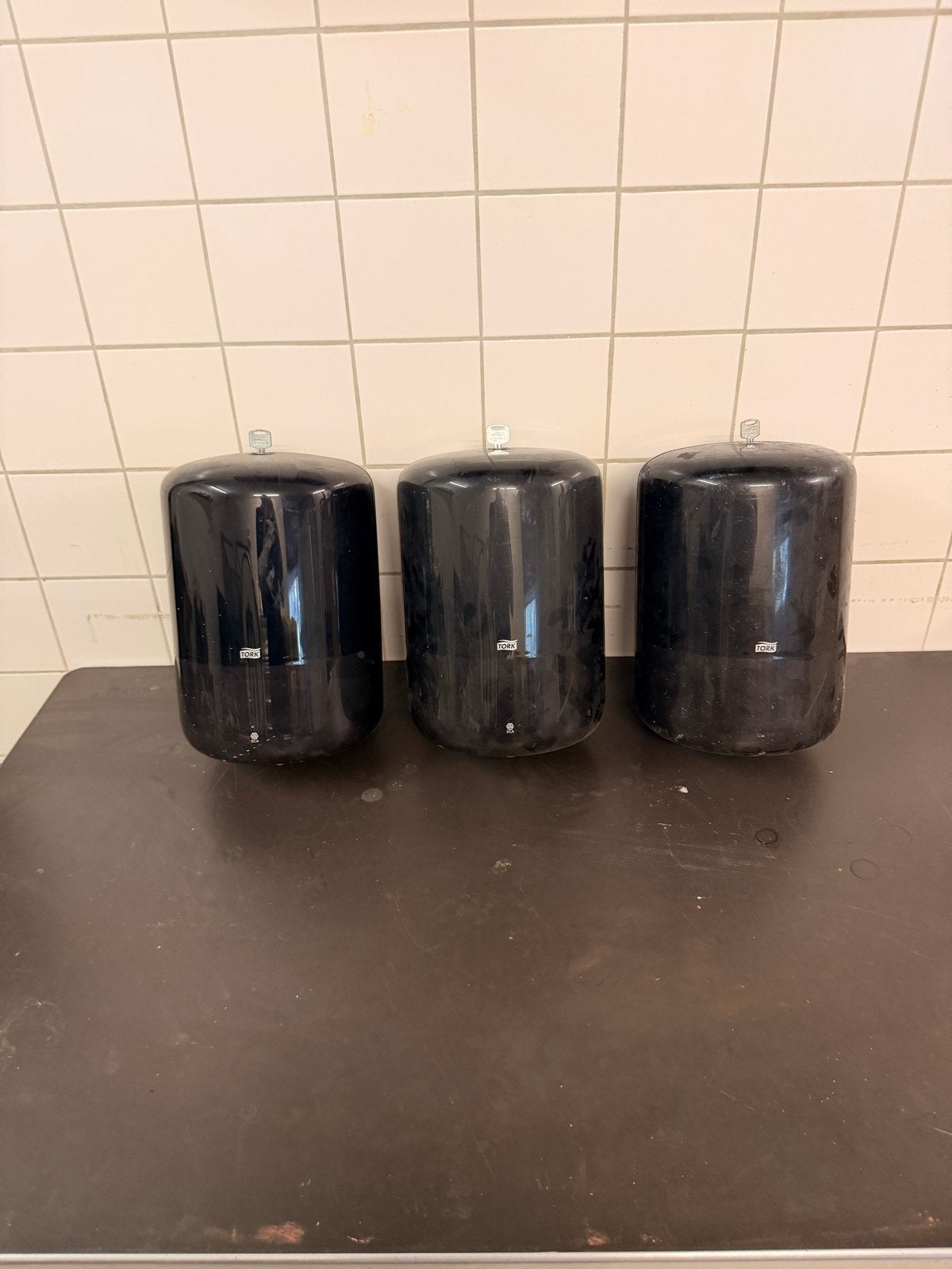 3 Tork rolhouders met 3 sleutels, Gebruikt, Kunststof, Ophalen of Verzenden, Zwart