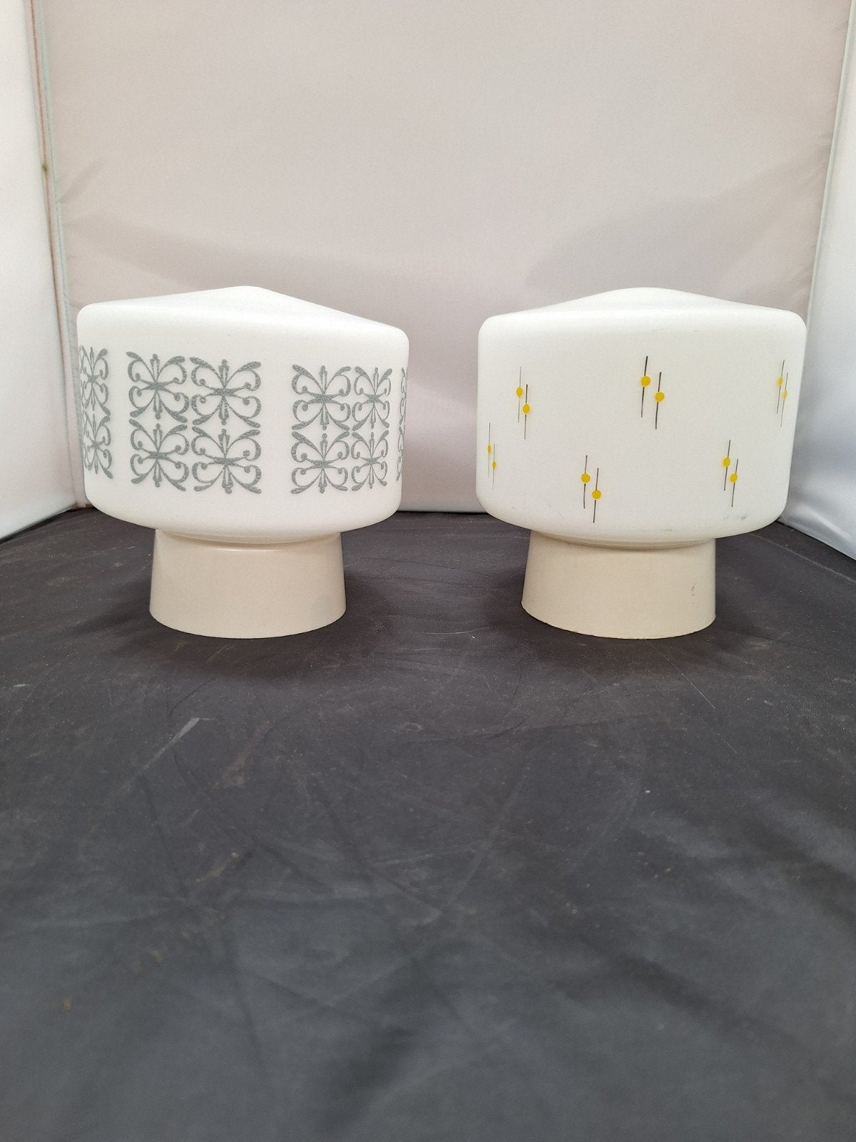 Set van 2 vintage plafondlampen - melkglas met patroon, Gebruikt, Wit, Ophalen of Verzenden, Glas