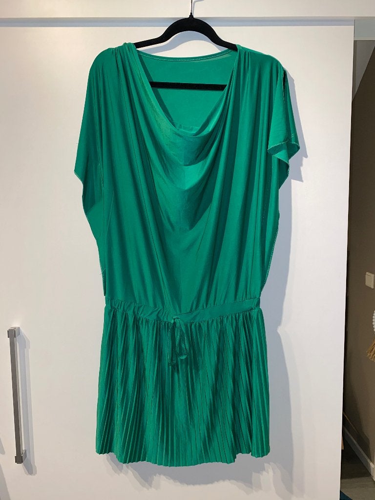 groene travel stof jurk met waterval hals en plooien mt 40, Maat 38/40 (M), Boetiek, Ophalen of Verzenden, Zo goed als nieuw