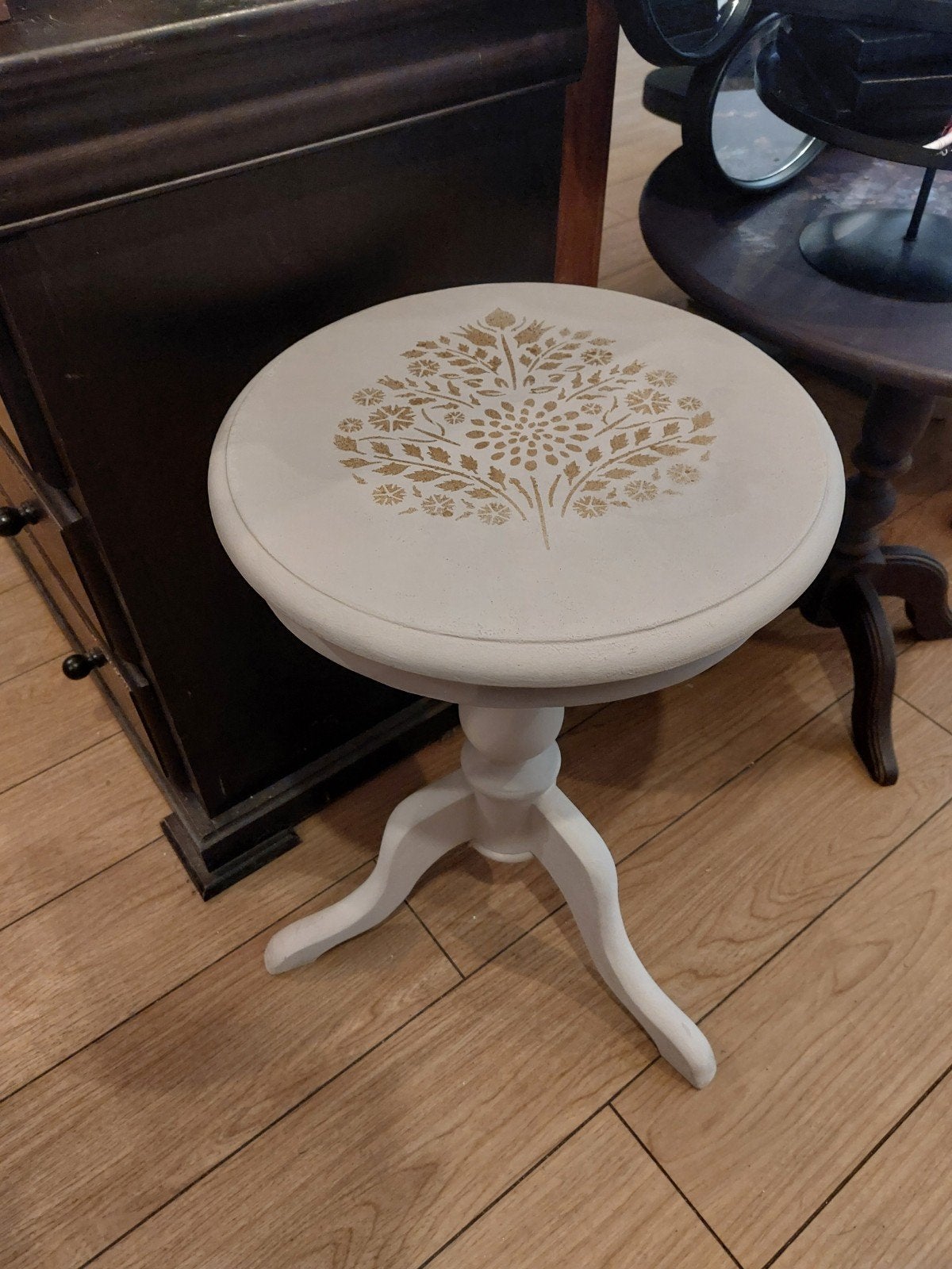 Decoratief wijntafeltje met goudkleurig patroon, Huis en Inrichting, Ophalen, Minder dan 55 cm, Gebruikt, Rond