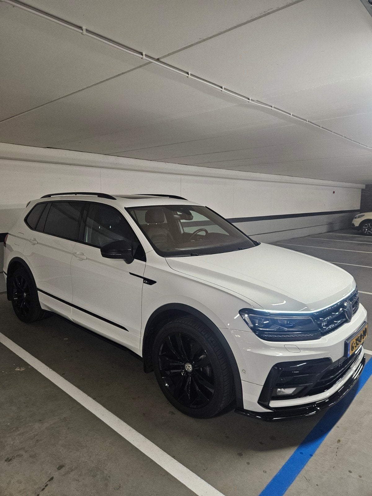 Volkswagen Tiguan Allspace R-Line 1.5 TSI 180pk 7P Pano, Auto's, 4 cilinders, 7 stoelen, Wit, 75 €/maand