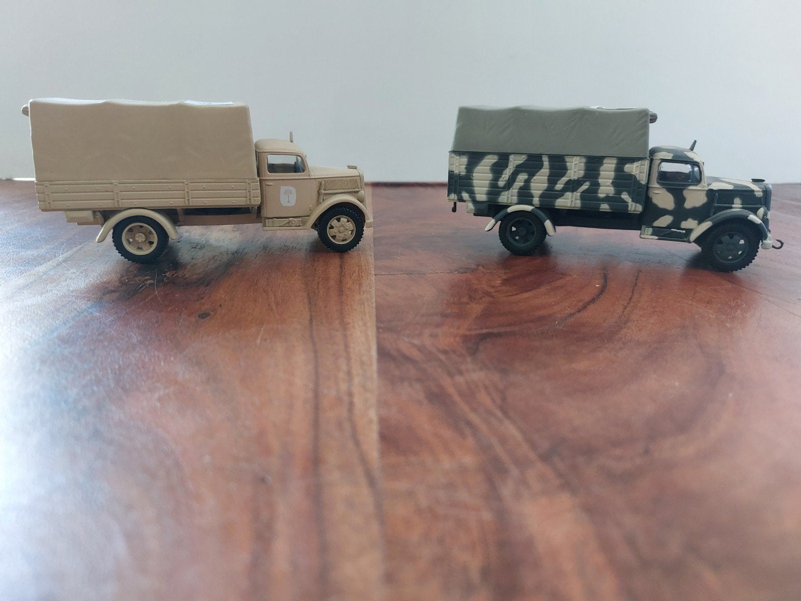 Set van 2 militaire vrachtwagens schaalmodel, Ophalen of Verzenden