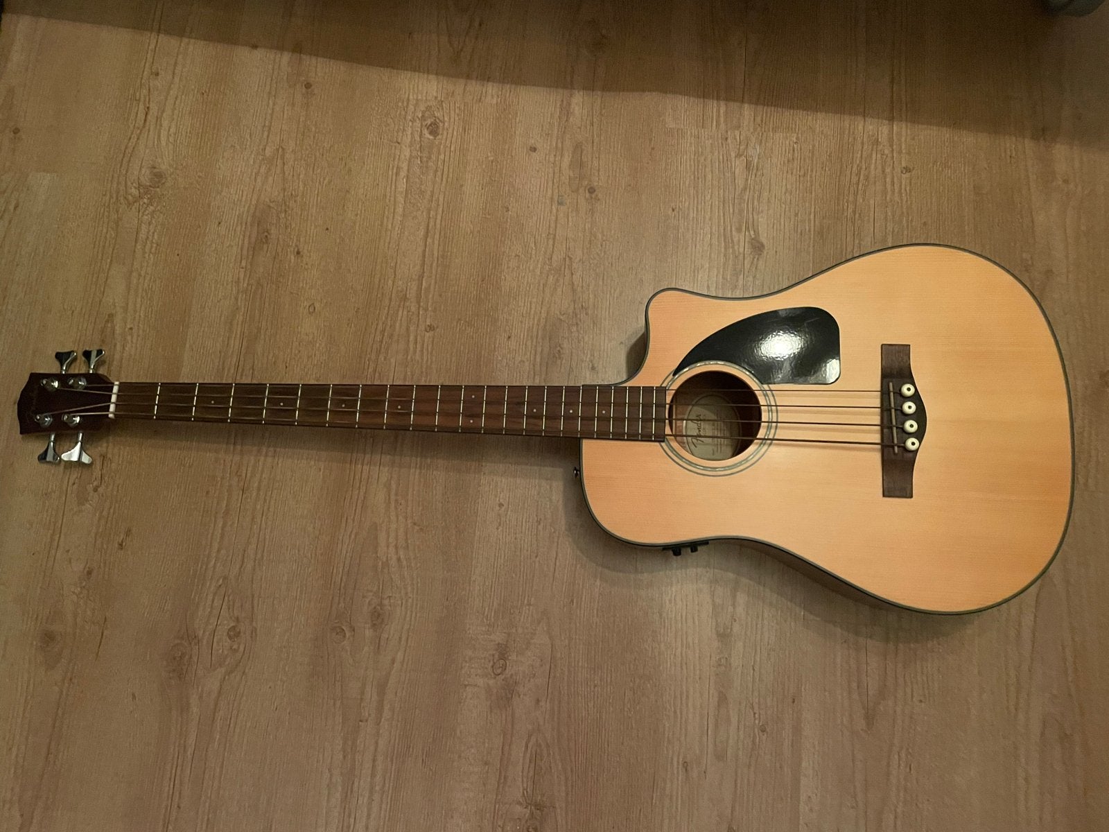 Akoestische basgitaar versterkt met hoes, Ophalen, Zo goed als nieuw, Semi-akoestisch