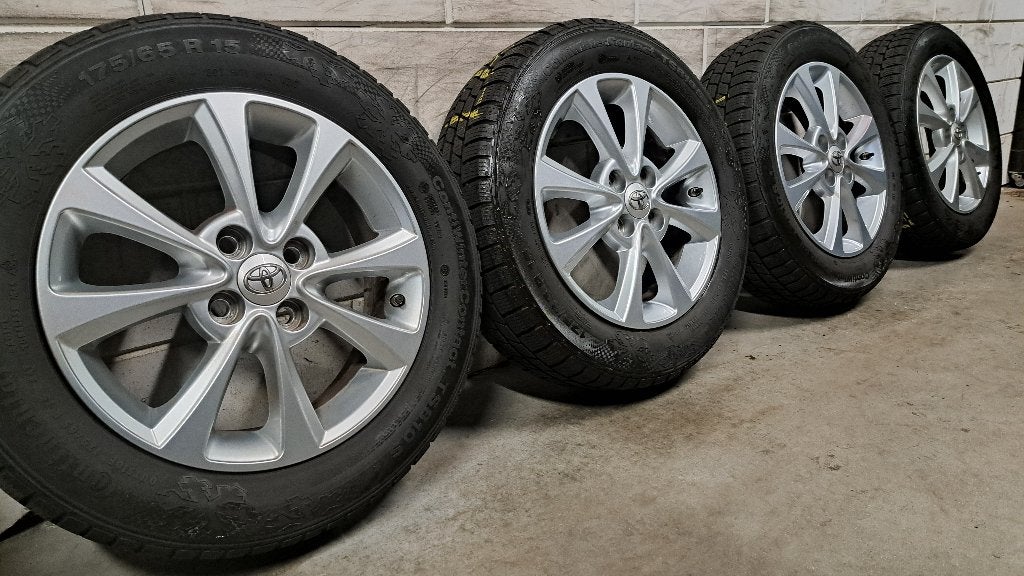 Winterbanden Yaris IQ Corolla Baleno Splash i20 175/65/15, Gebruikt, 15 inch, 175 mm, Banden en Velgen