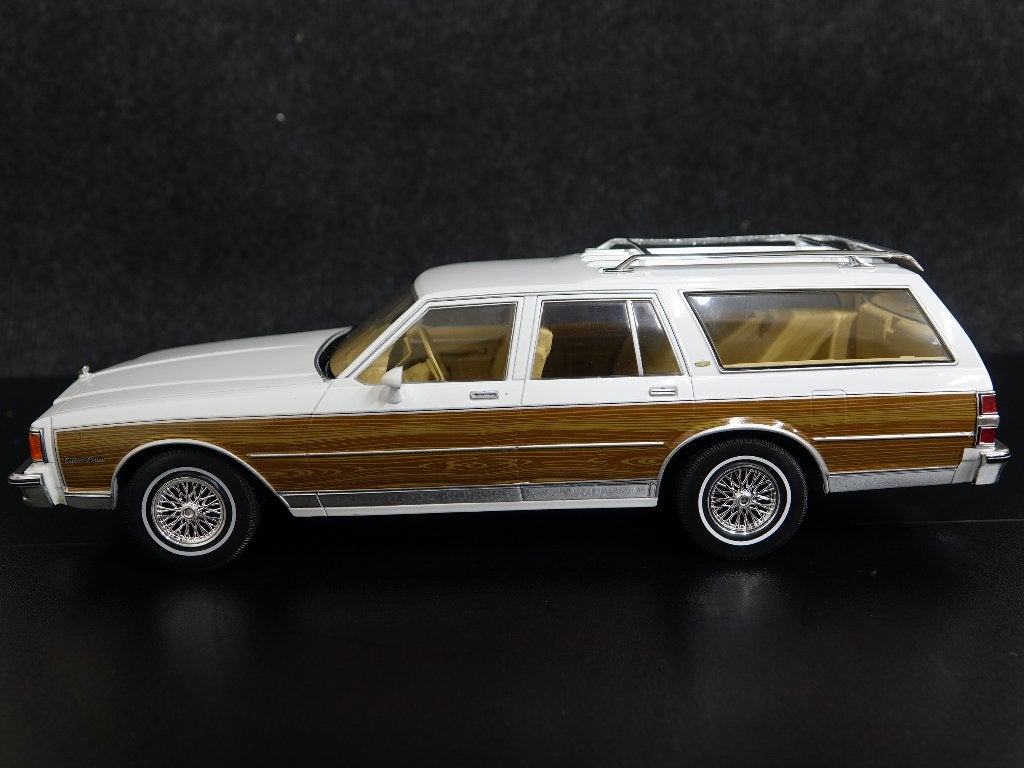 MCG 1:18 1985 Chevrolet Caprice Estate Wagon wit / hout, Overige merken, MCG, Auto, Onbekend