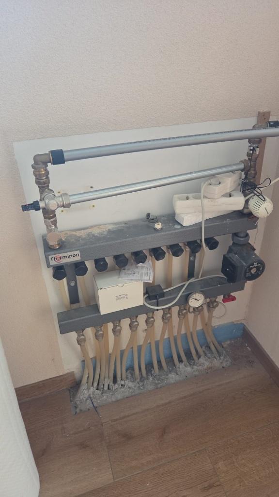 Vloerverwarming verdeler met pomp, Ophalen, 30 tot 80 cm, Gebruikt, Overige typen