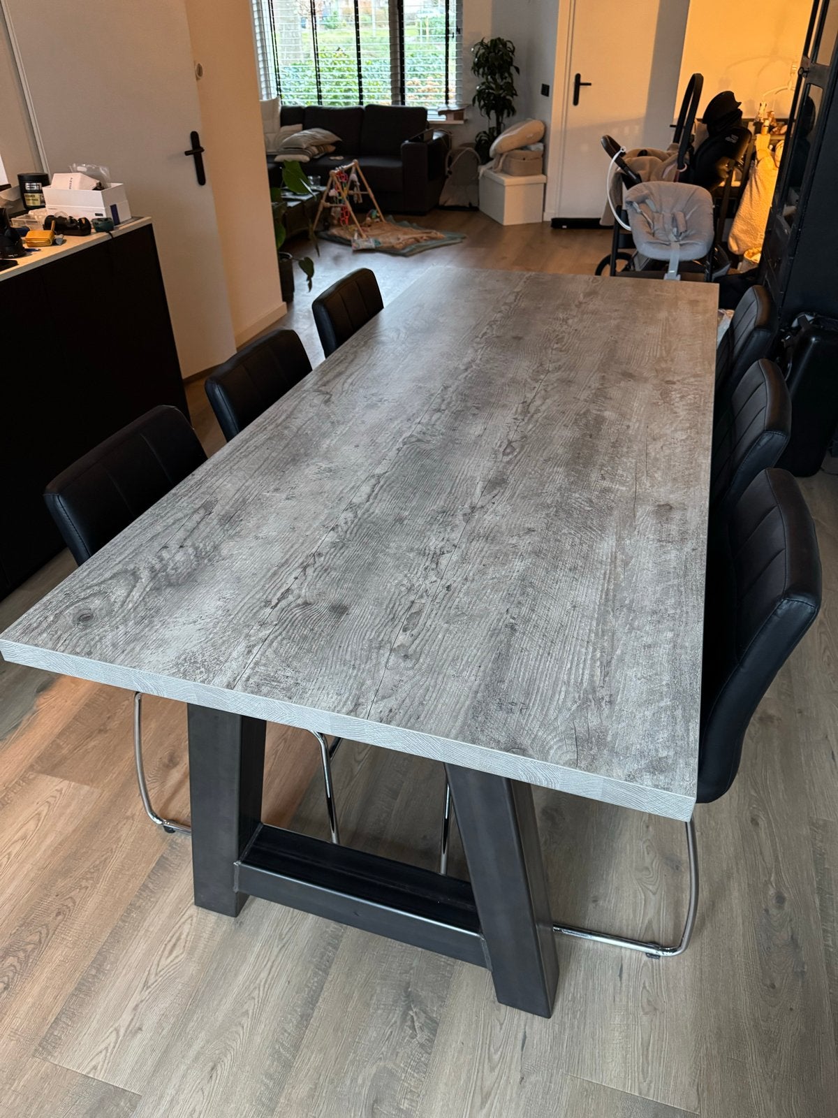 Grote eettafel met metalen onderstel en houtlook blad, Huis en Inrichting, Ophalen, Gebruikt, 200 cm of meer, 50 tot 100 cm