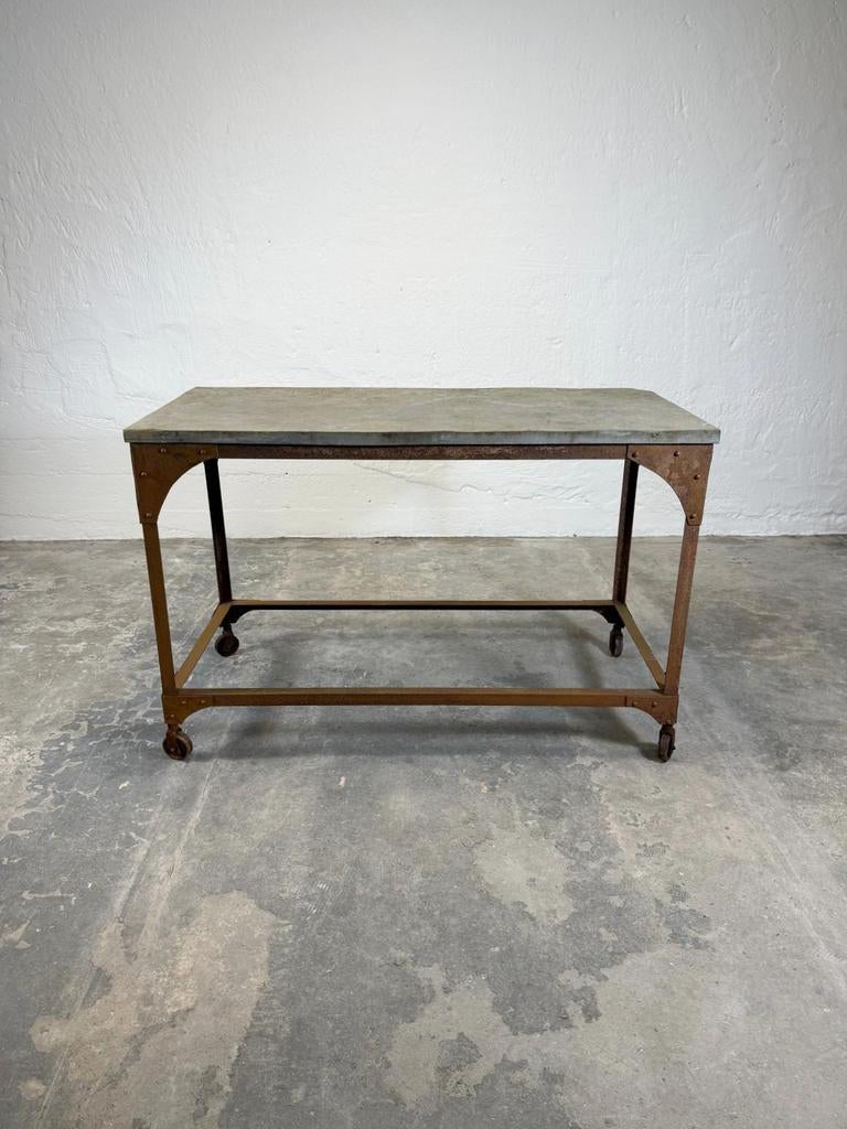 Vintage industriële tafel met stenen blad, Huis en Inrichting, Ophalen, Tweedehands, Tweedehands, Tweedehands