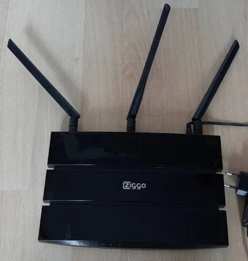 Ziggo connectbox riuter, Computers en Software, Routers en Modems, Ophalen of Verzenden, Gebruikt