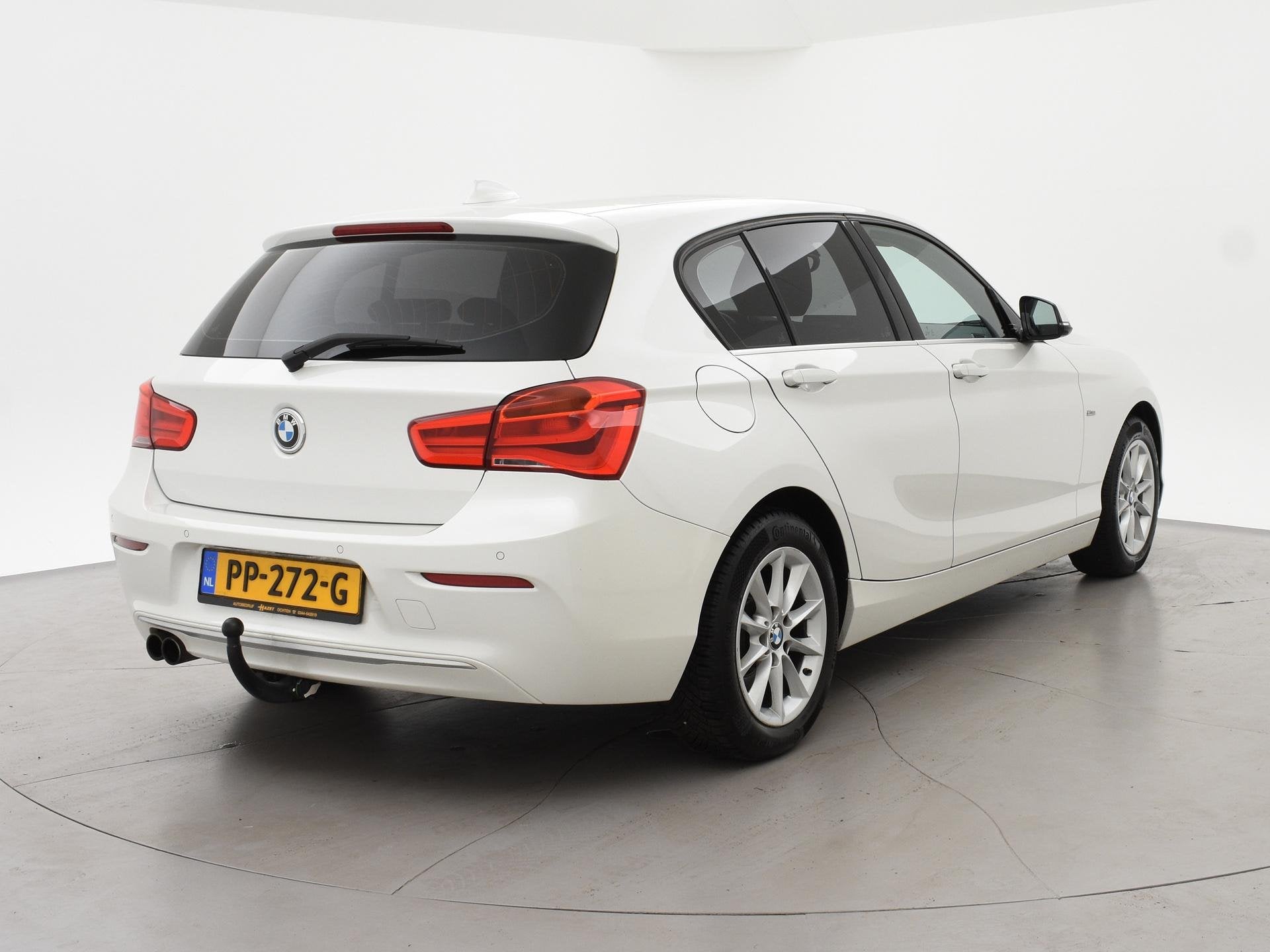BMW 1-serie 120i 184 PK H.E. LUXURY AUT. + DRAADLOZE CARPLAY, Achterwielaandrijving, Gebruikt, 4 cilinders, Leder en Stof