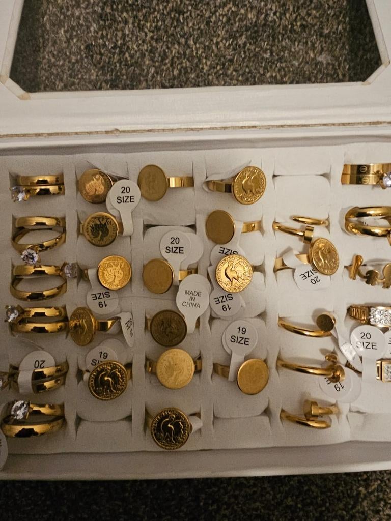 Gouden kleur ringen met munten, Sieraden, Tassen en Uiterlijk, Overige materialen, 19 tot 20, Nieuw, Ophalen of Verzenden