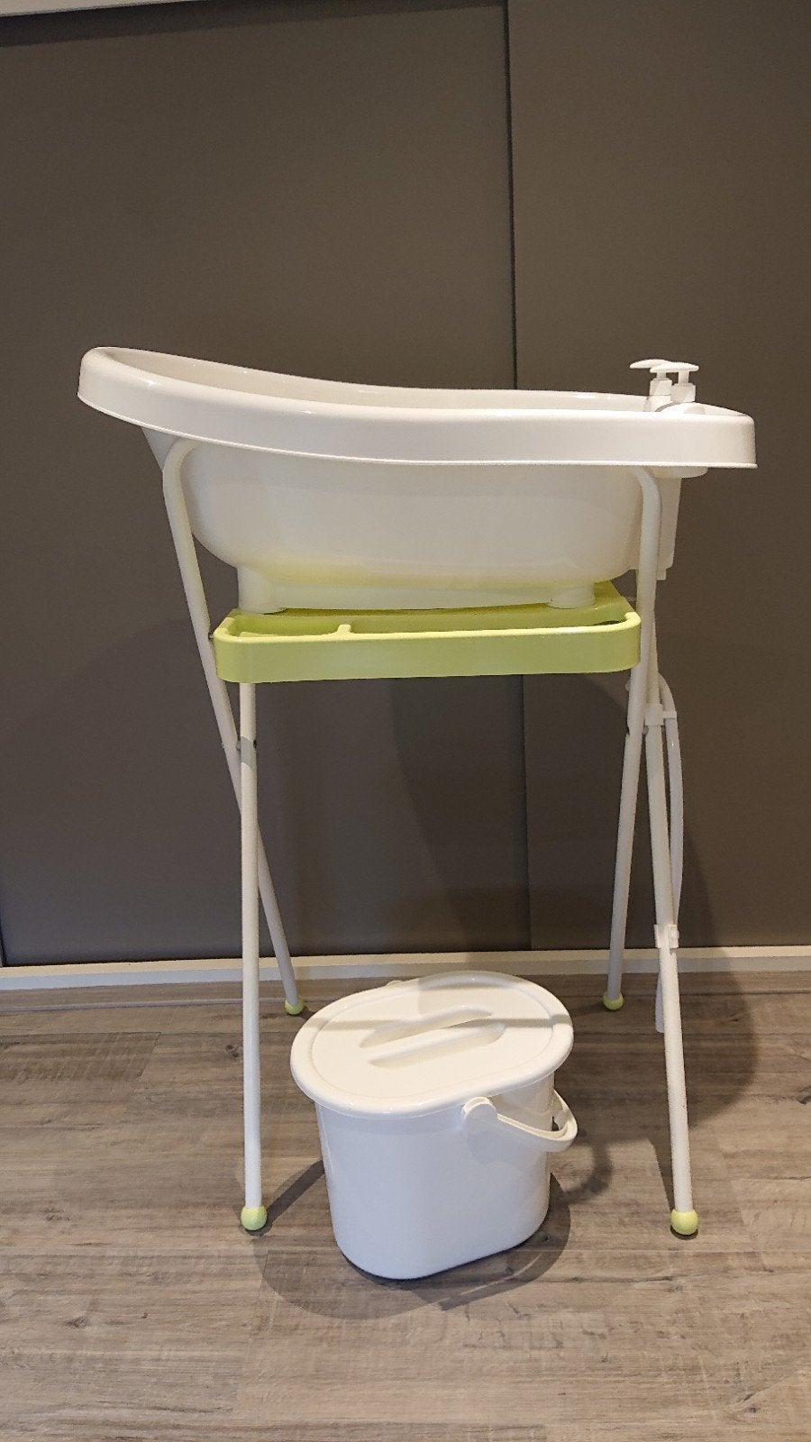 Bébé-jou babybadje met standaard, badverkleiner en luieremme, Ophalen, Zo goed als nieuw, Badje, Bébé-jou