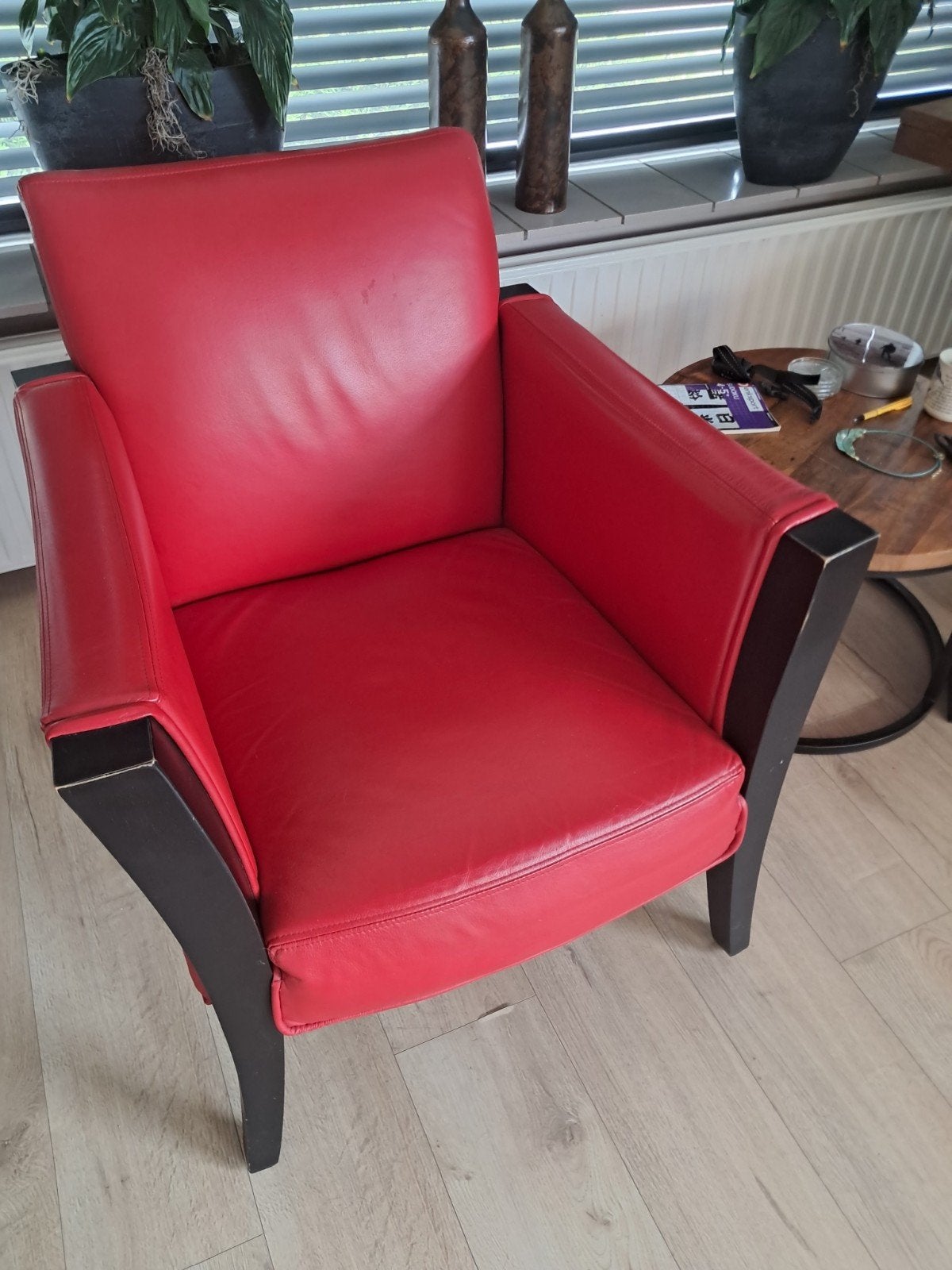 Stijlvolle rode leren fauteuil met donkerhouten frame, Ophalen, Gebruikt, Minder dan 75 cm, Modern klassiek