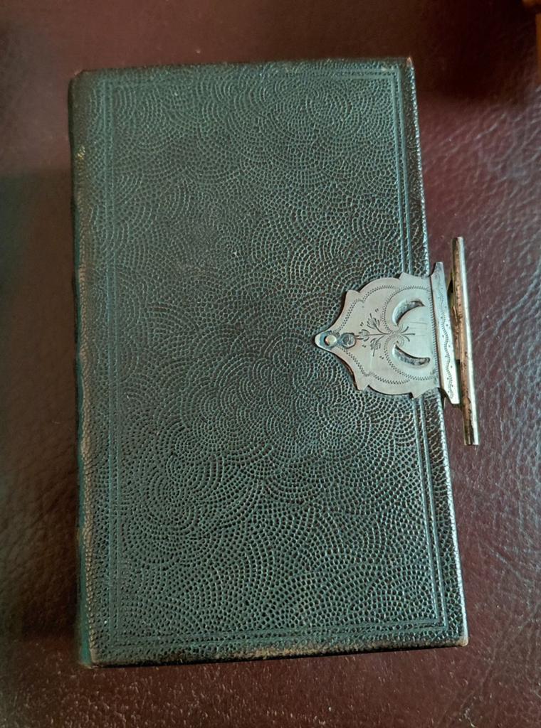 Antiek bijbeltje met zilveren slot uit 1885., Ophalen of Verzenden