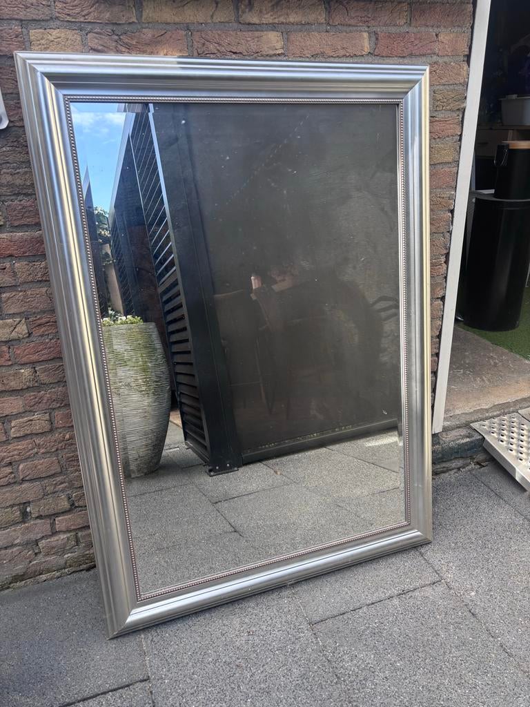 Grote spiegel met zilverkleurige lijst (94x130 cm), Gebruikt, 100 tot 150 cm, Ophalen of Verzenden, 75 tot 100 cm