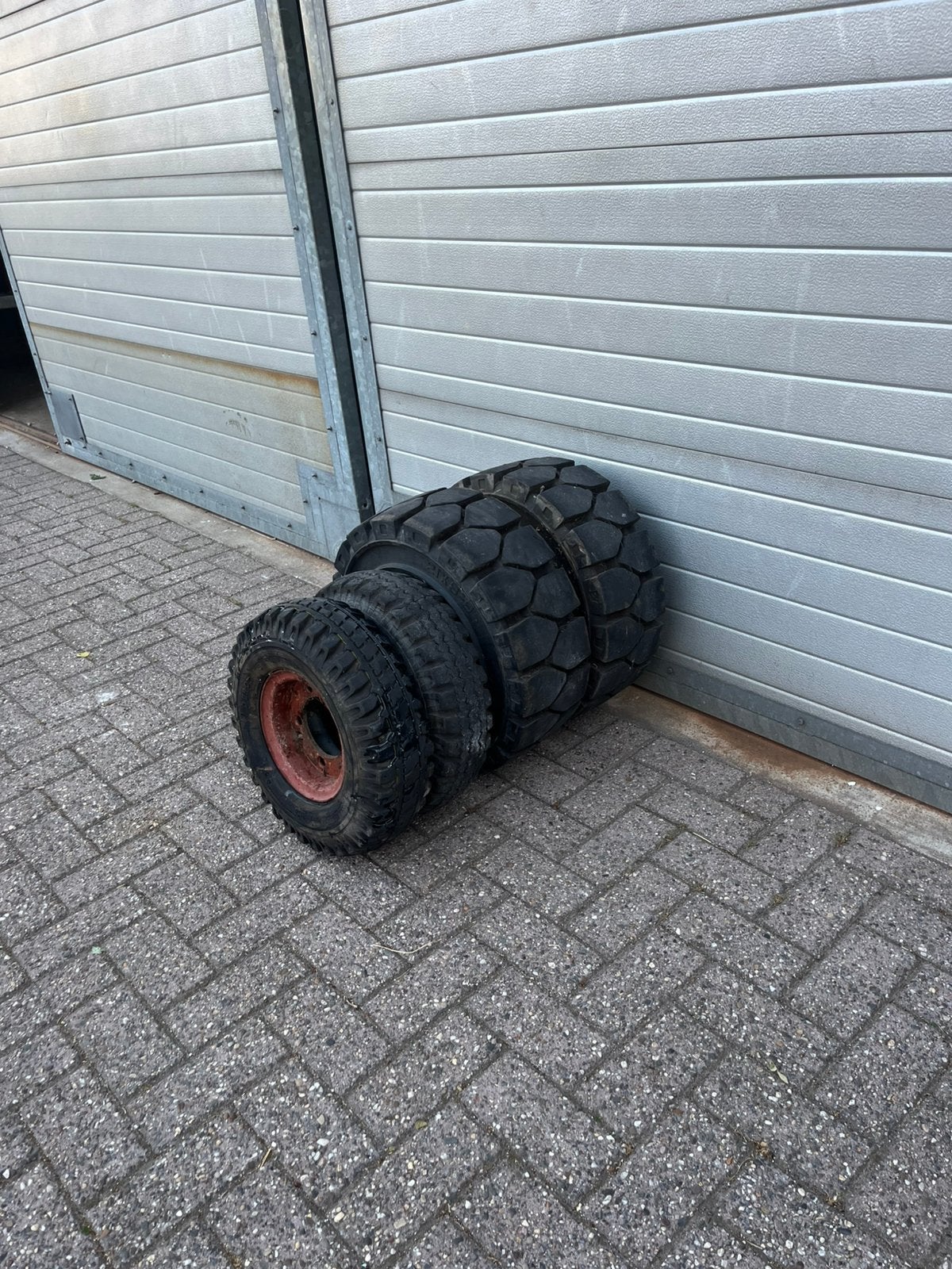 Goed profiel volrubber heftruck banden, Ophalen, Overige, Overige typen