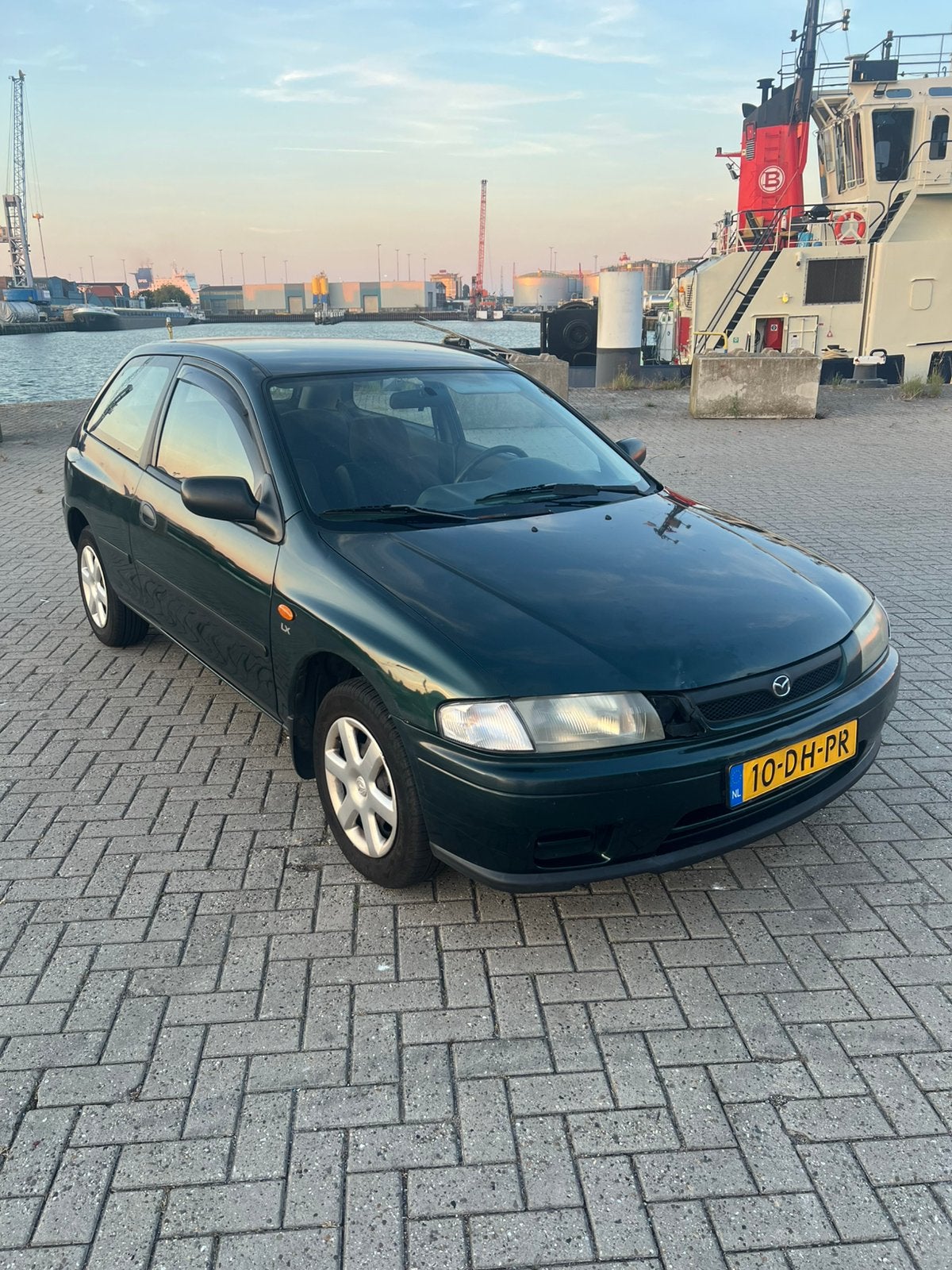 Mazda 323 1.5 P LX AUTOMAAT nette auto, Automaat, 1489 cc, 4 cilinders, 400 kg