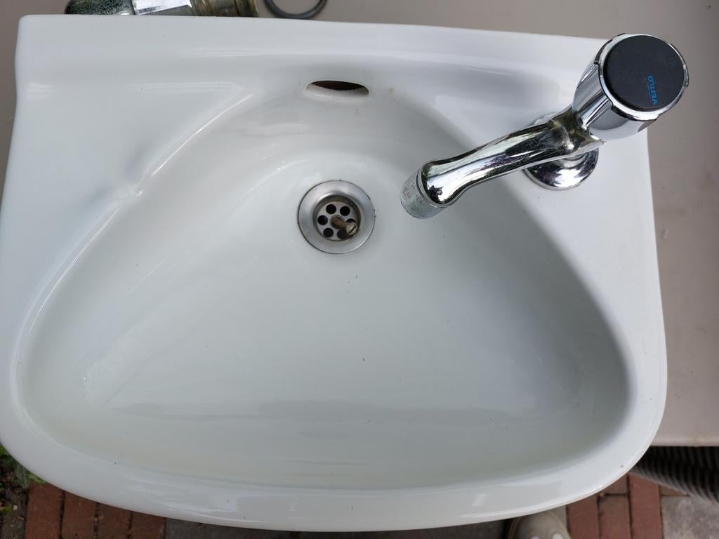 Kleine witte wastafel inclusief kraantje, Ophalen, Gebruikt, Wastafel