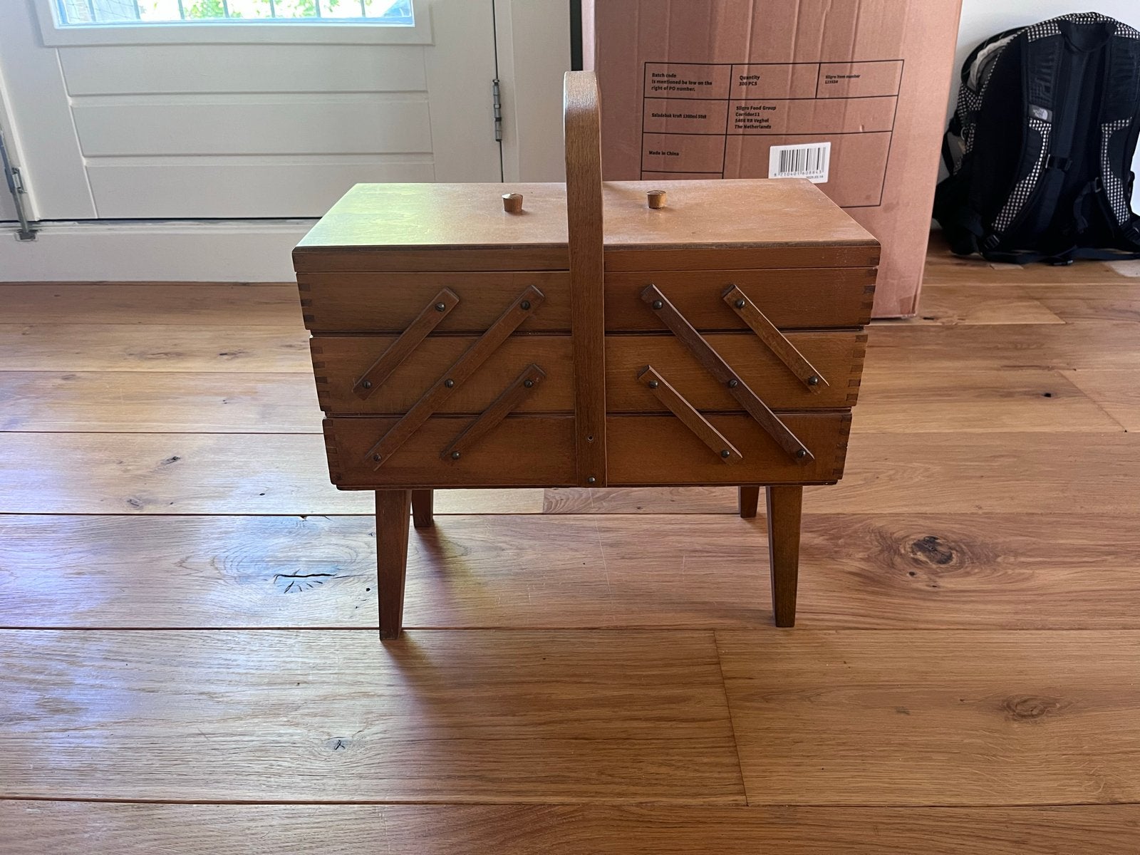 Vintage houten naaidoos op pootjes, Ophalen