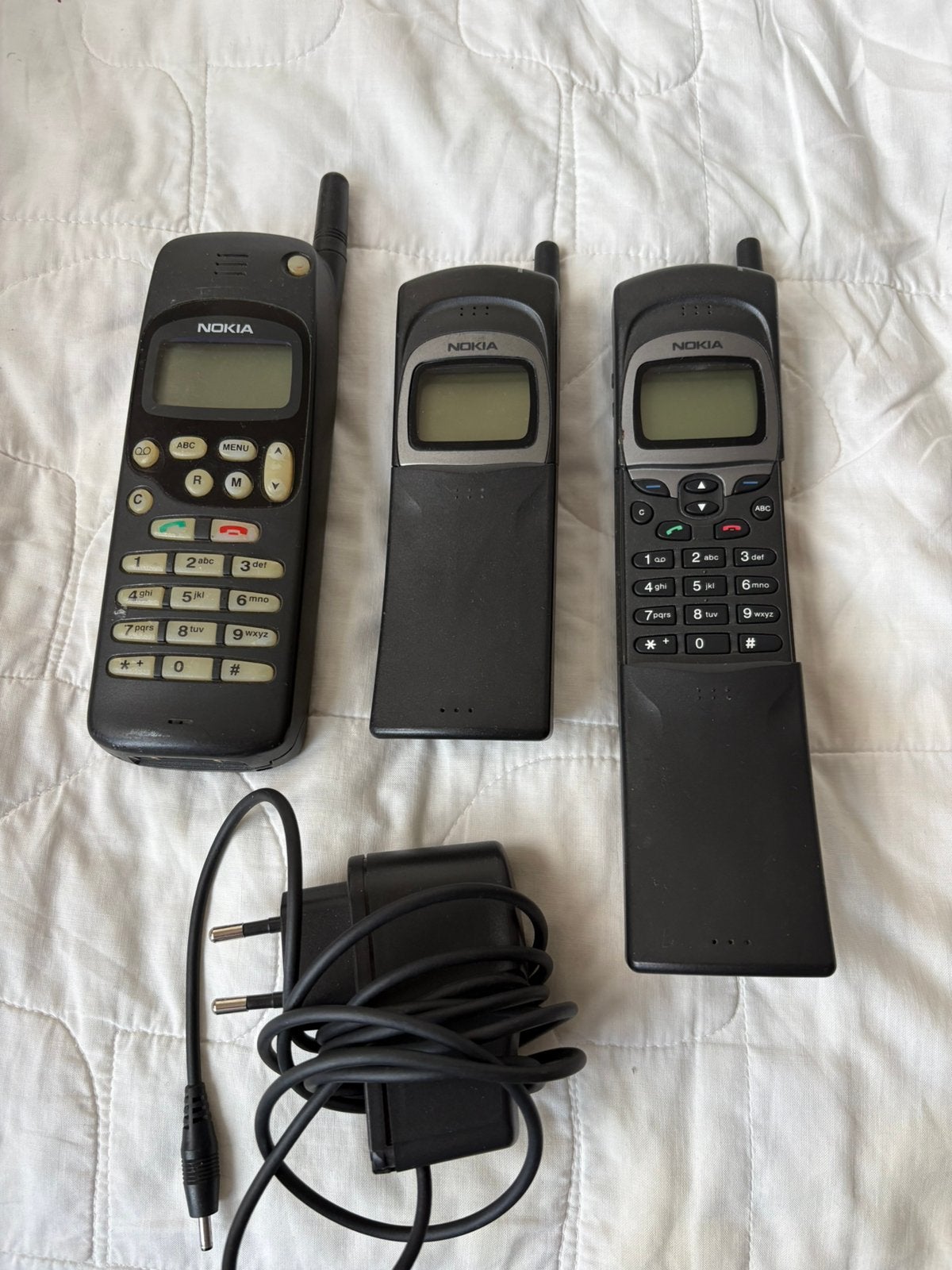 2 KEER NOKIA 8110 VINTAGE MET LADER TE KOOP, Telecommunicatie, Gebruikt, Schuifmodel, Geen camera, Zwart