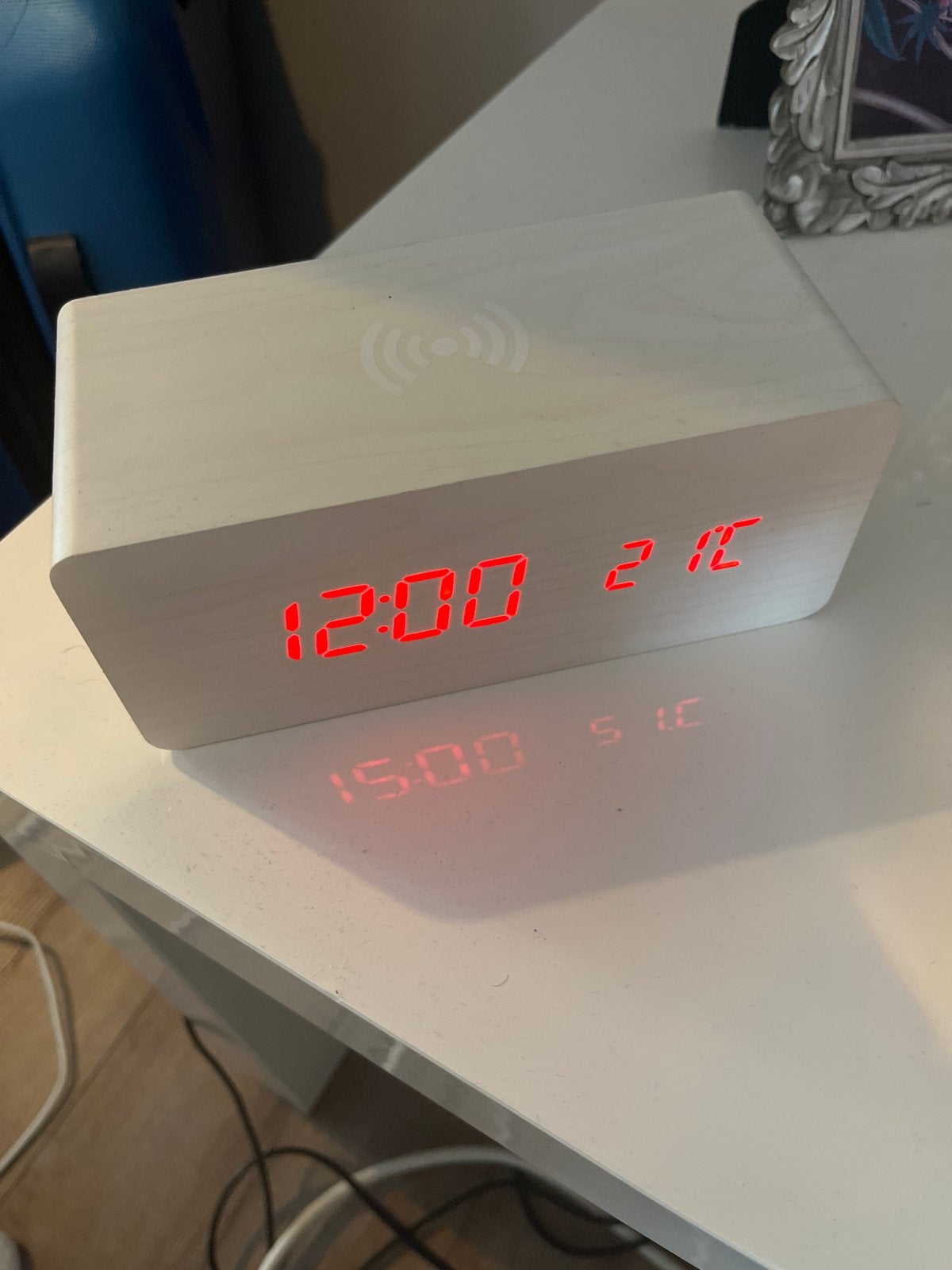 Wekker met draadloos opladen en USB-kabel, Ophalen of Verzenden, Zo goed als nieuw, Digitaal