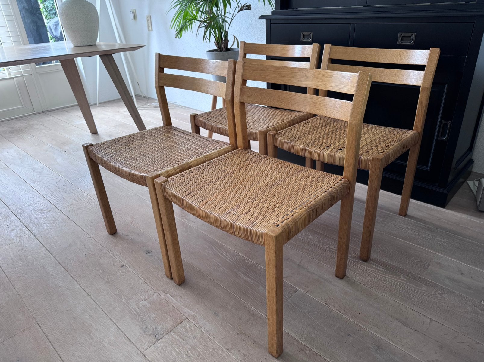 4 houten Deense stoelen, Ophalen of Verzenden, Zo goed als nieuw, Bruin, Vier