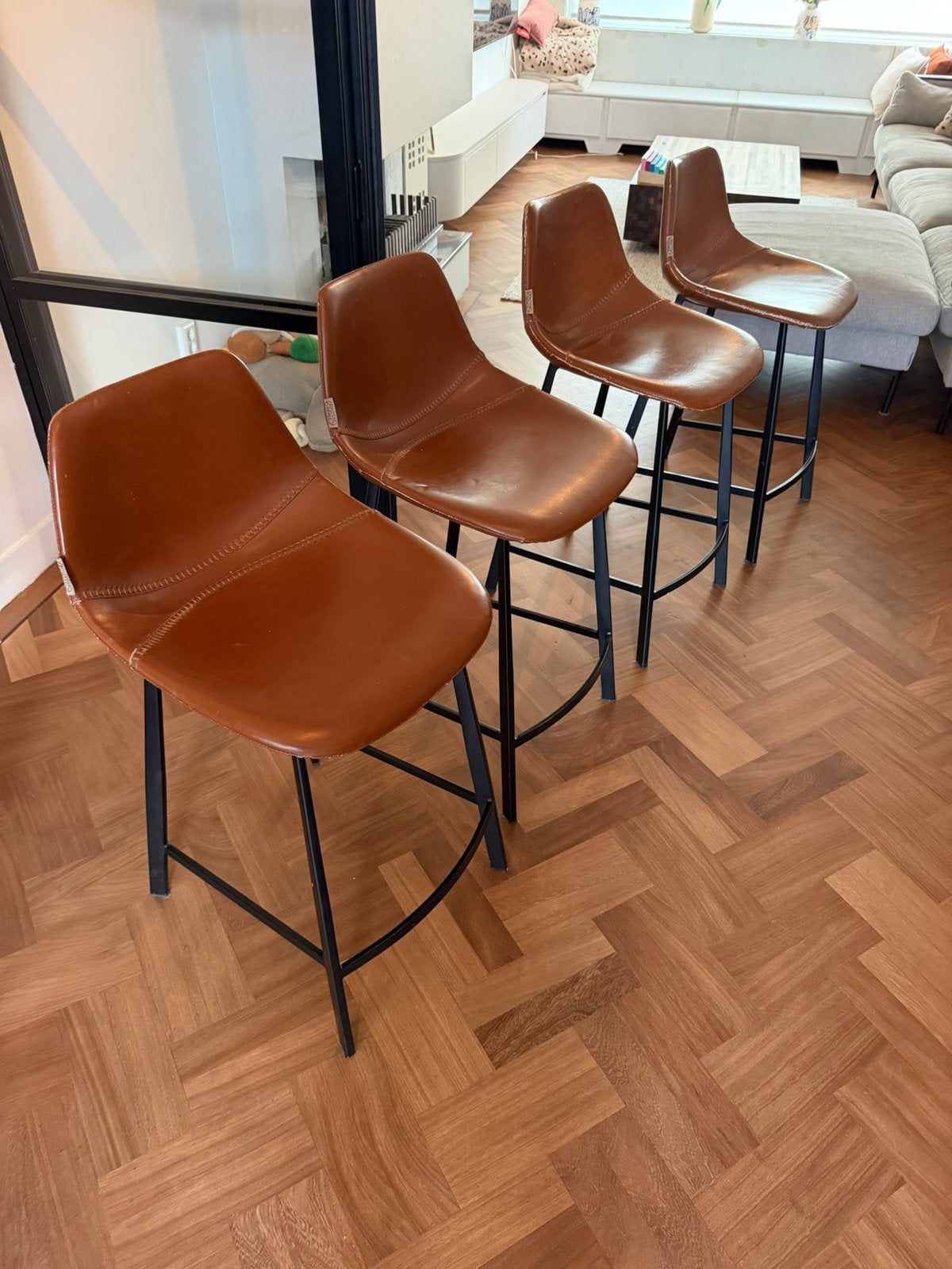 4x Dutchbone bruin leren barkrukken - 65cm zithoogte, Huis en Inrichting, Barkrukken, Ophalen, Gebruikt, Met voetsteun, 60 tot 90 cm