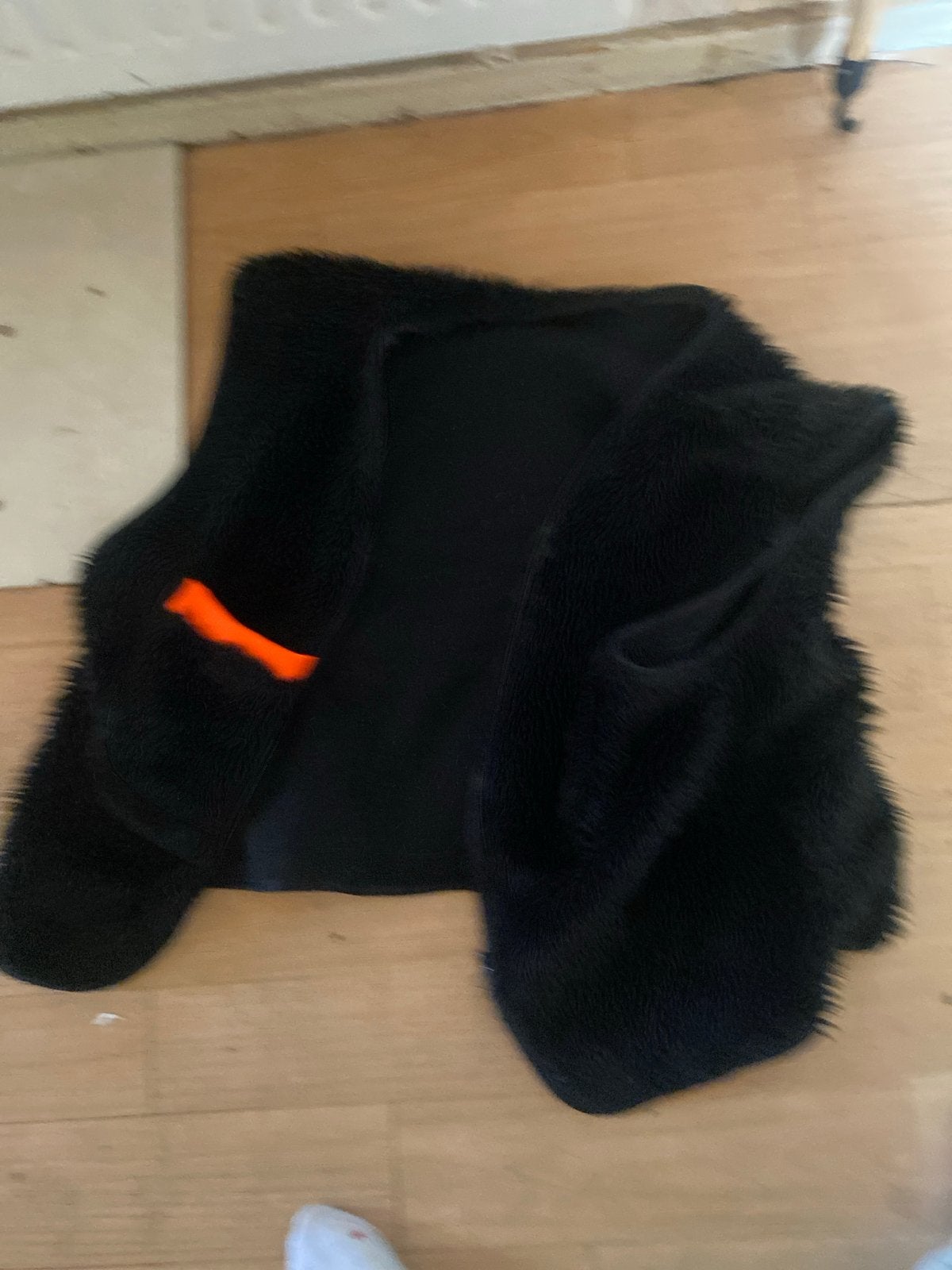 Zwart faux fur gilet met oranje accent, Ophalen of Verzenden, Gedragen, Maat 38/40 (M), Zwart