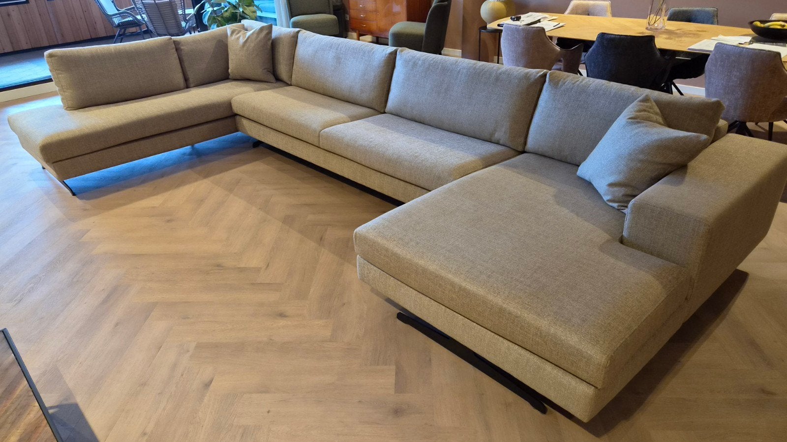Luxe en zeer royale hoekbank beige 2.35x4.55x1.65, Ophalen of Verzenden, Zo goed als nieuw, Metaal, Scandinavisch