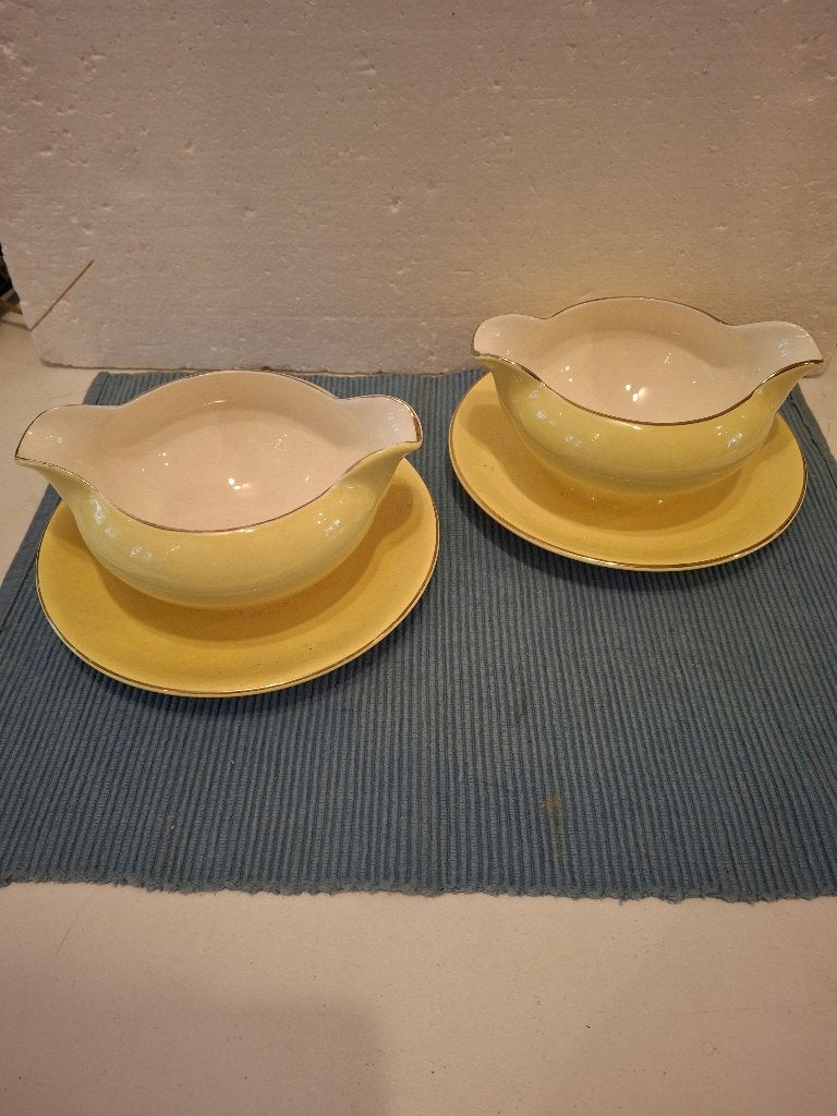 Mosa - 2 pastel gele jus / sauskommen met gouden randjes, Ophalen of Verzenden