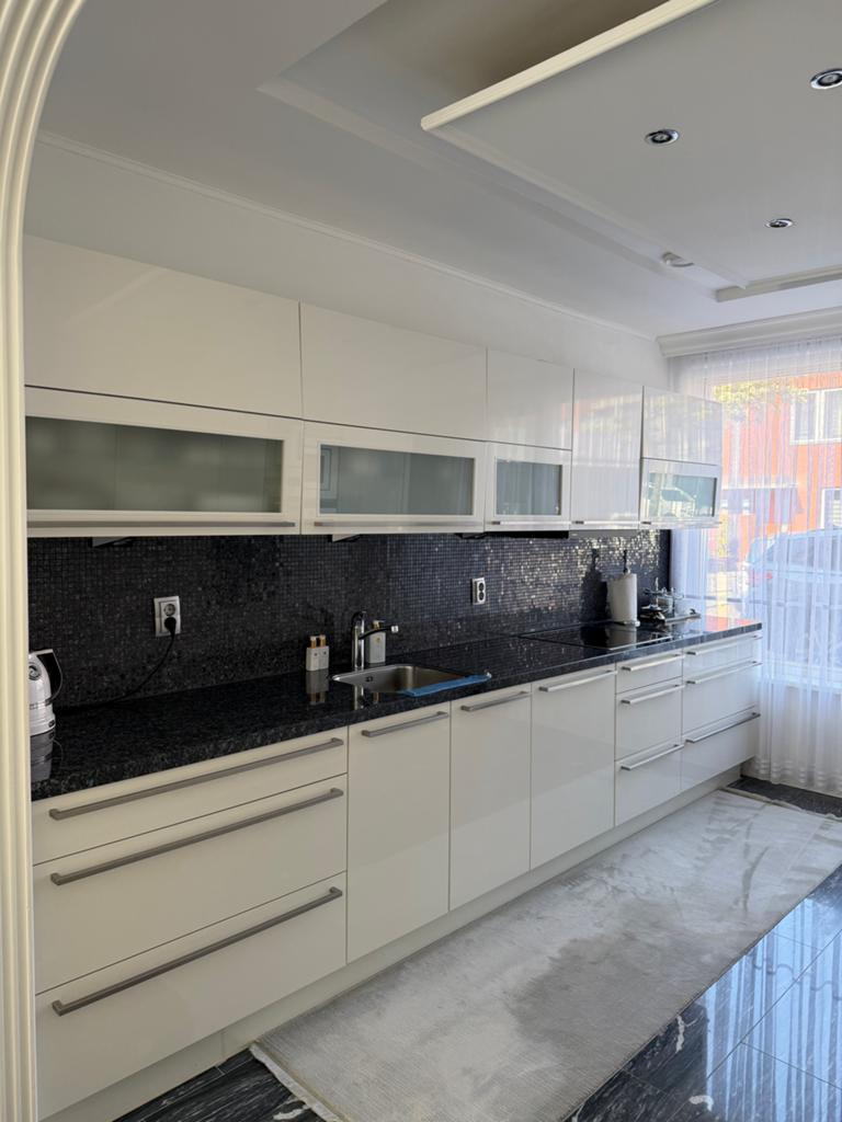 Moderne witte keuken met donker granieten blad, Huis en Inrichting, Keuken | Complete keukens, Gebruikt, Wit, Graniet of Steen