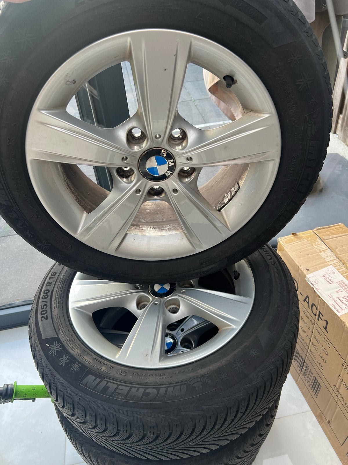 BMW wintervelgen met zeer goede banden 205/60/16, Gebruikt, 16 inch, Banden en Velgen, Personenwagen