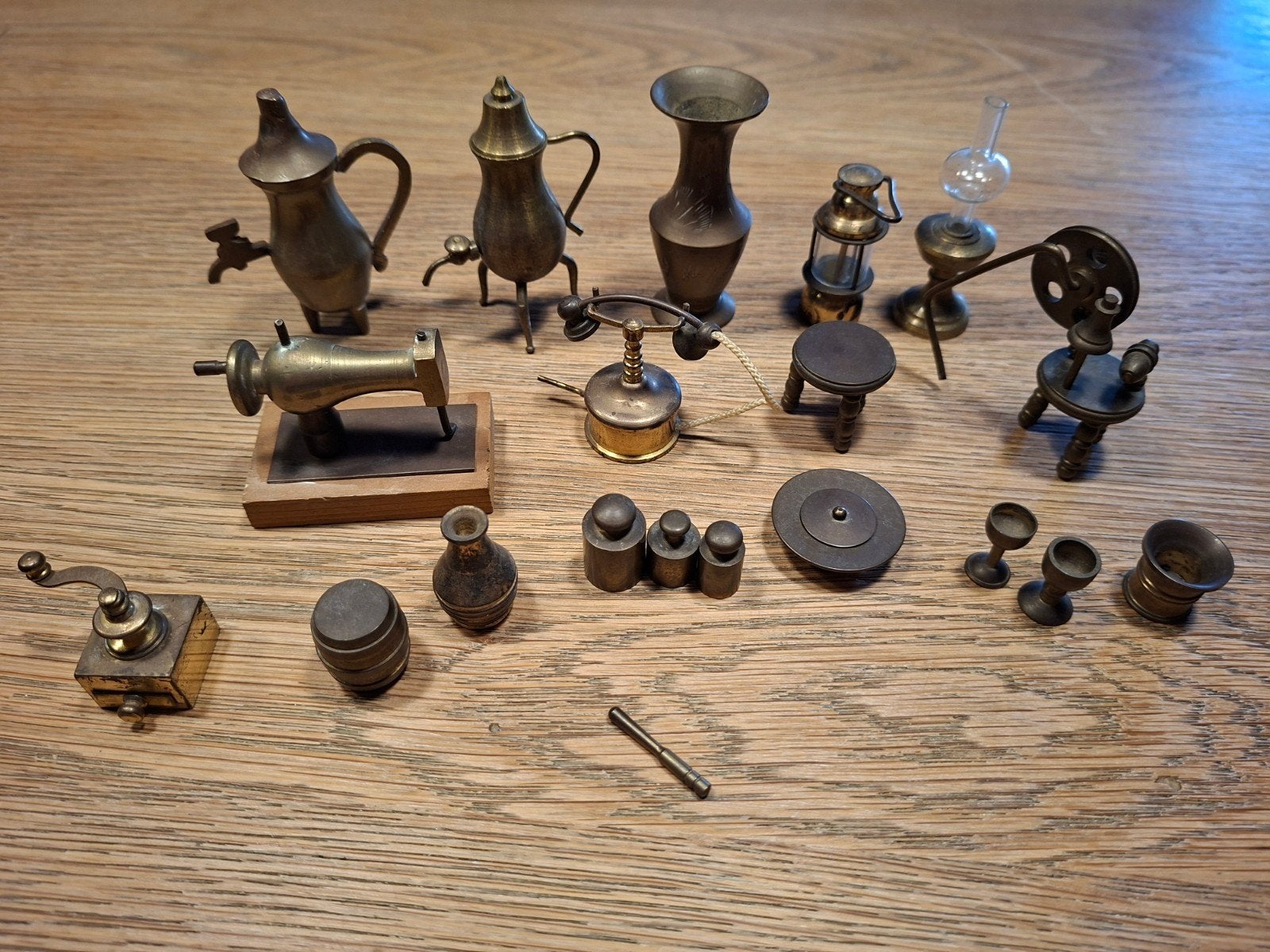 Verzameling van 18 miniatuur koperen decoratieve items, Ophalen of Verzenden