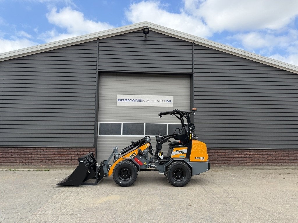 Giant G2300 X-TRA HD minishovel jubileum vol opties! €670, Tobroco, Info@tobroco.nl, Sprendlingenstraat 57
5061 KM  Oisterwijk, NL