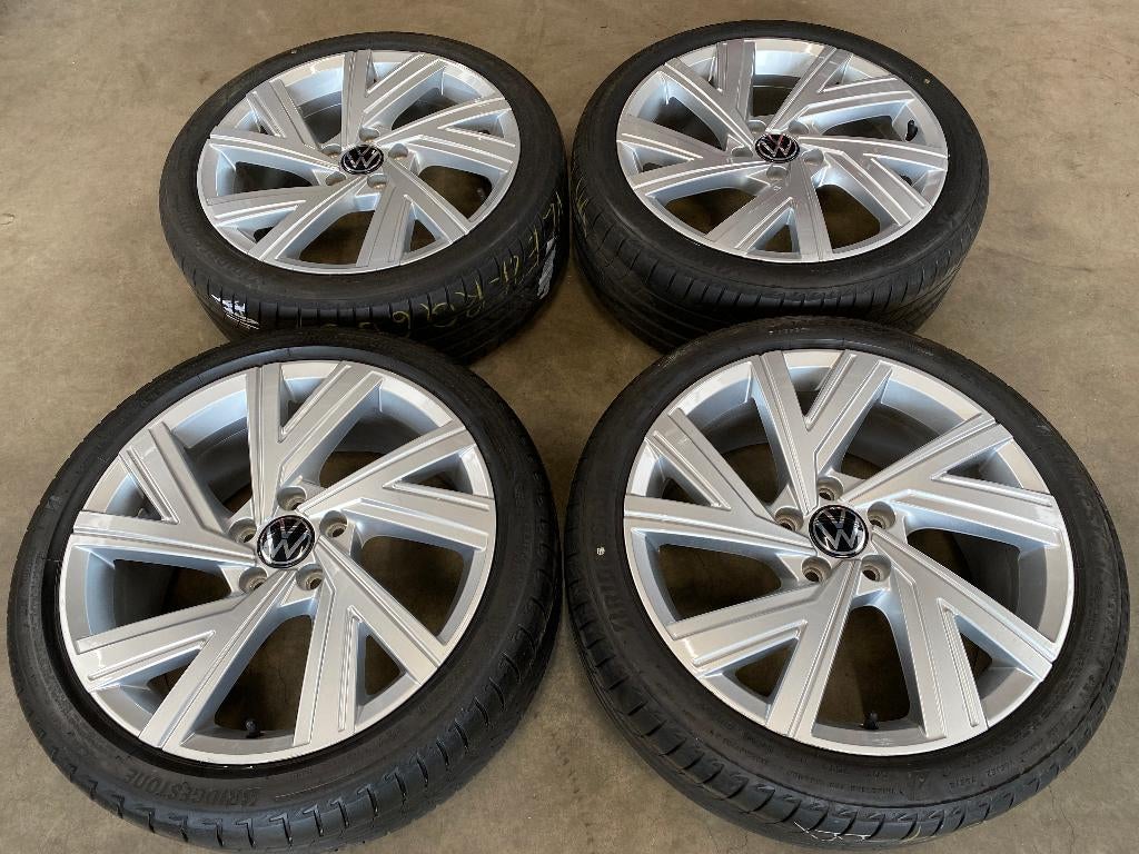 18 inch originele Bergamo velgen + zomerbanden VW Golf 8, 18 inch, Gebruikt, Banden en Velgen, Ophalen of Verzenden