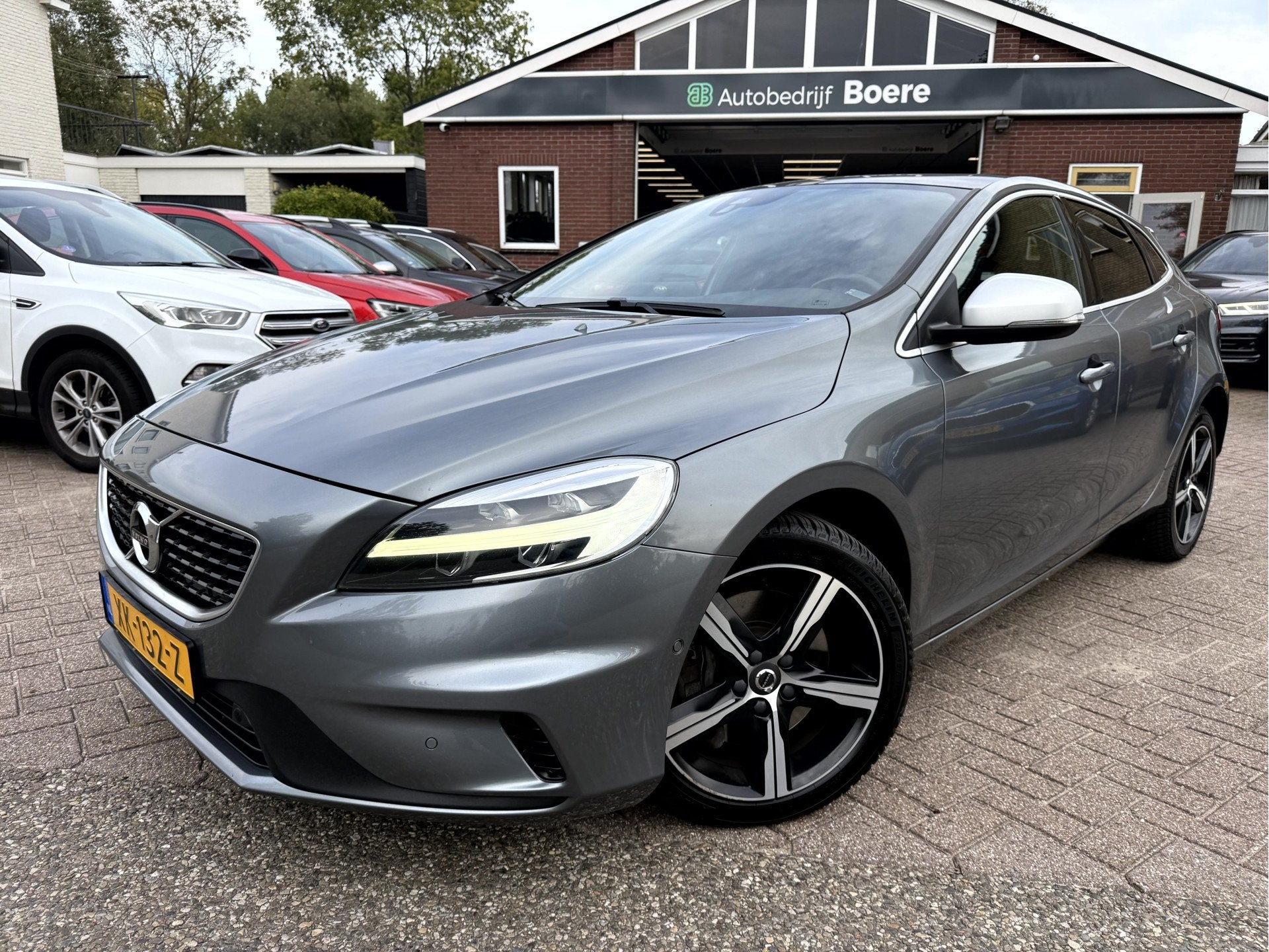 Volvo V40 1.5 T3 Polar+ Sport R-Design Panoramadak, Camera,, Dealer onderhouden, 4 cilinders, 700 kg, Leder en Stof