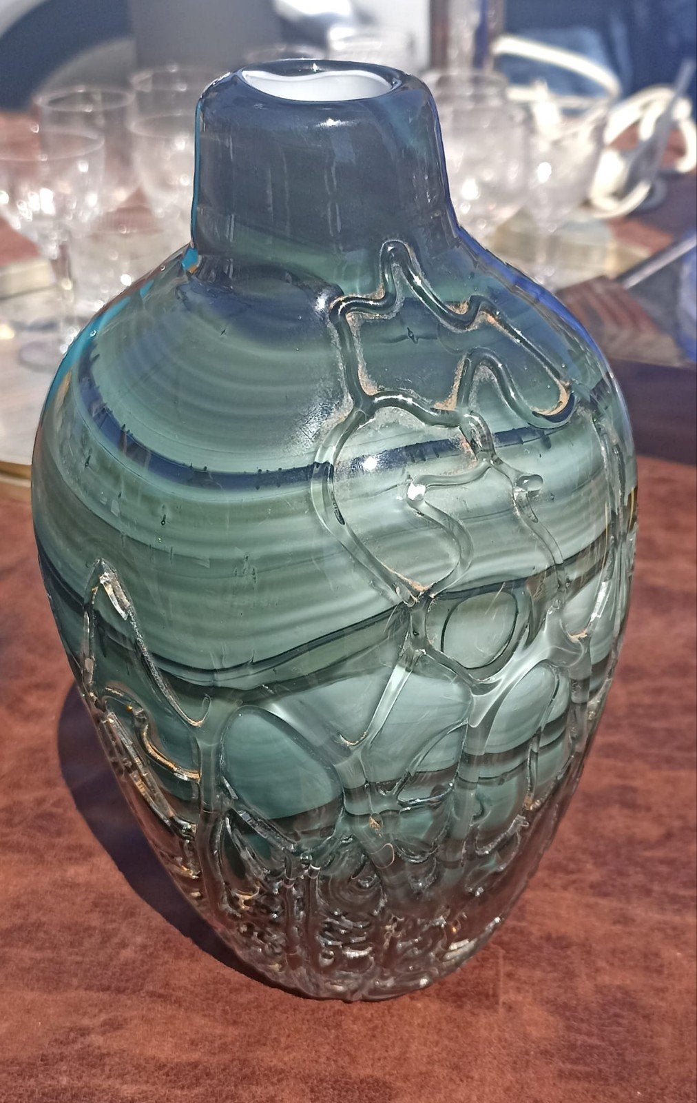 Opvallende hand geblazen grijsgroene glazen urn vaas, Huis en Inrichting, Woonaccessoires | Vazen, 21 cm, Ophalen of Verzenden