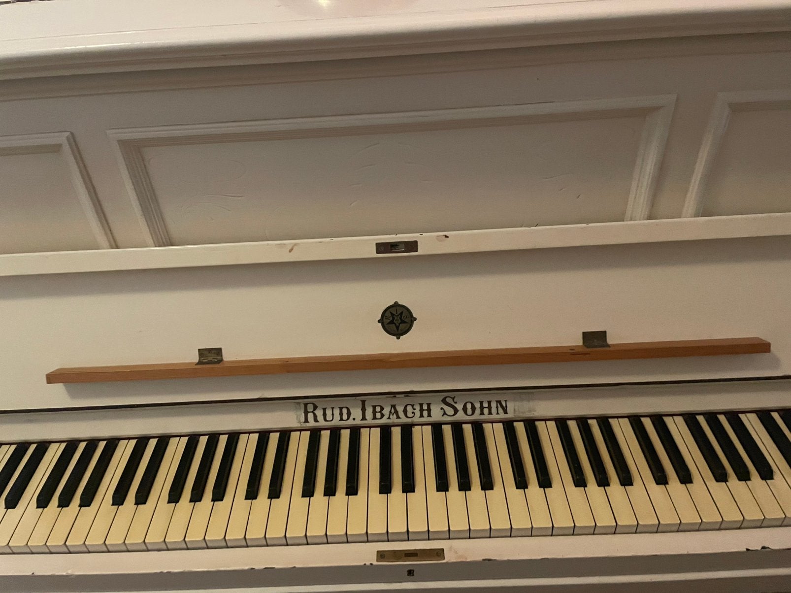Piano. Rud.Ibach Sohn.   Gratis ophalen, Muziek en Instrumenten, Piano's, Ophalen, Gebruikt, Wit, Piano